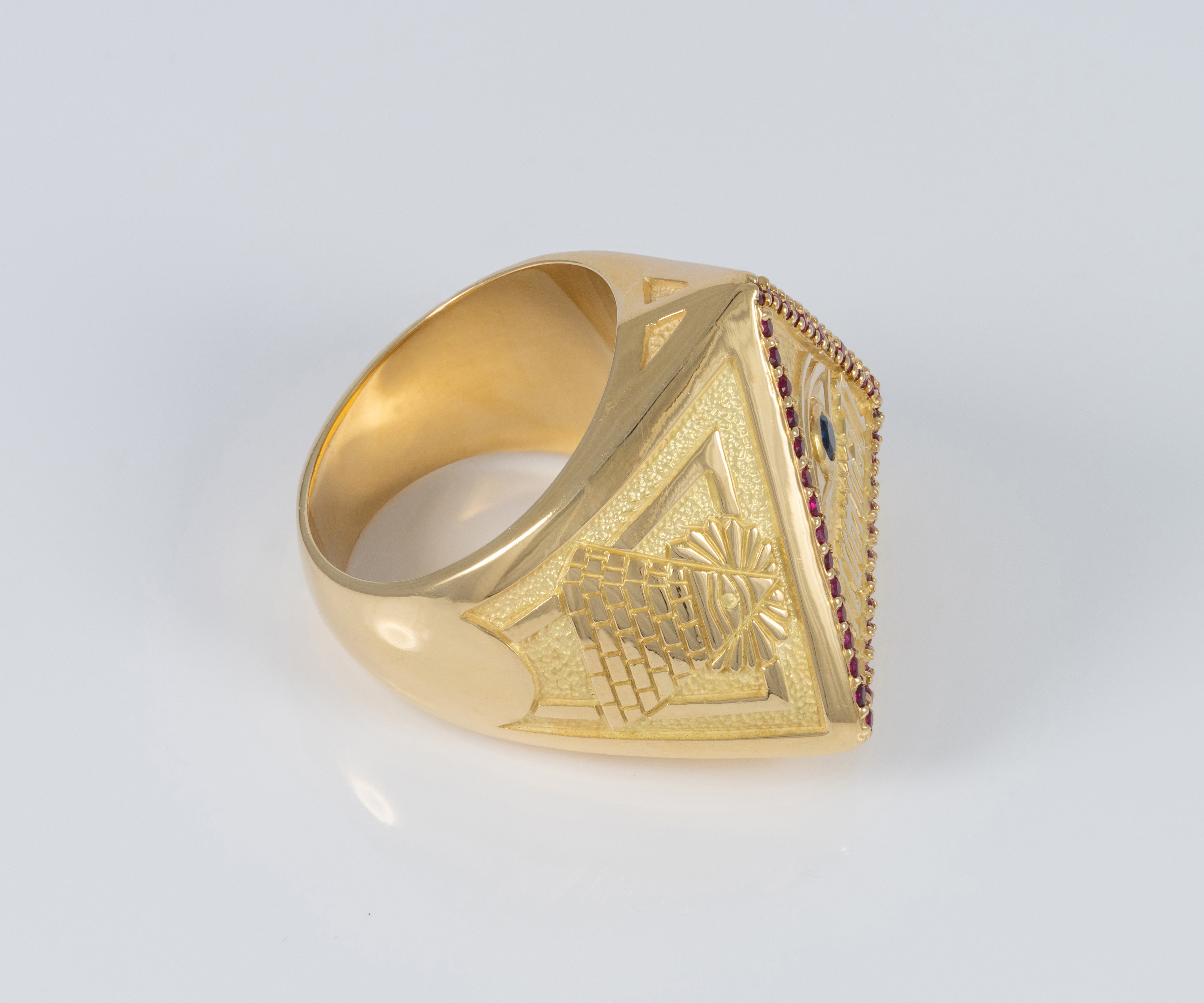Anillo Iluminati de oro 18k 750