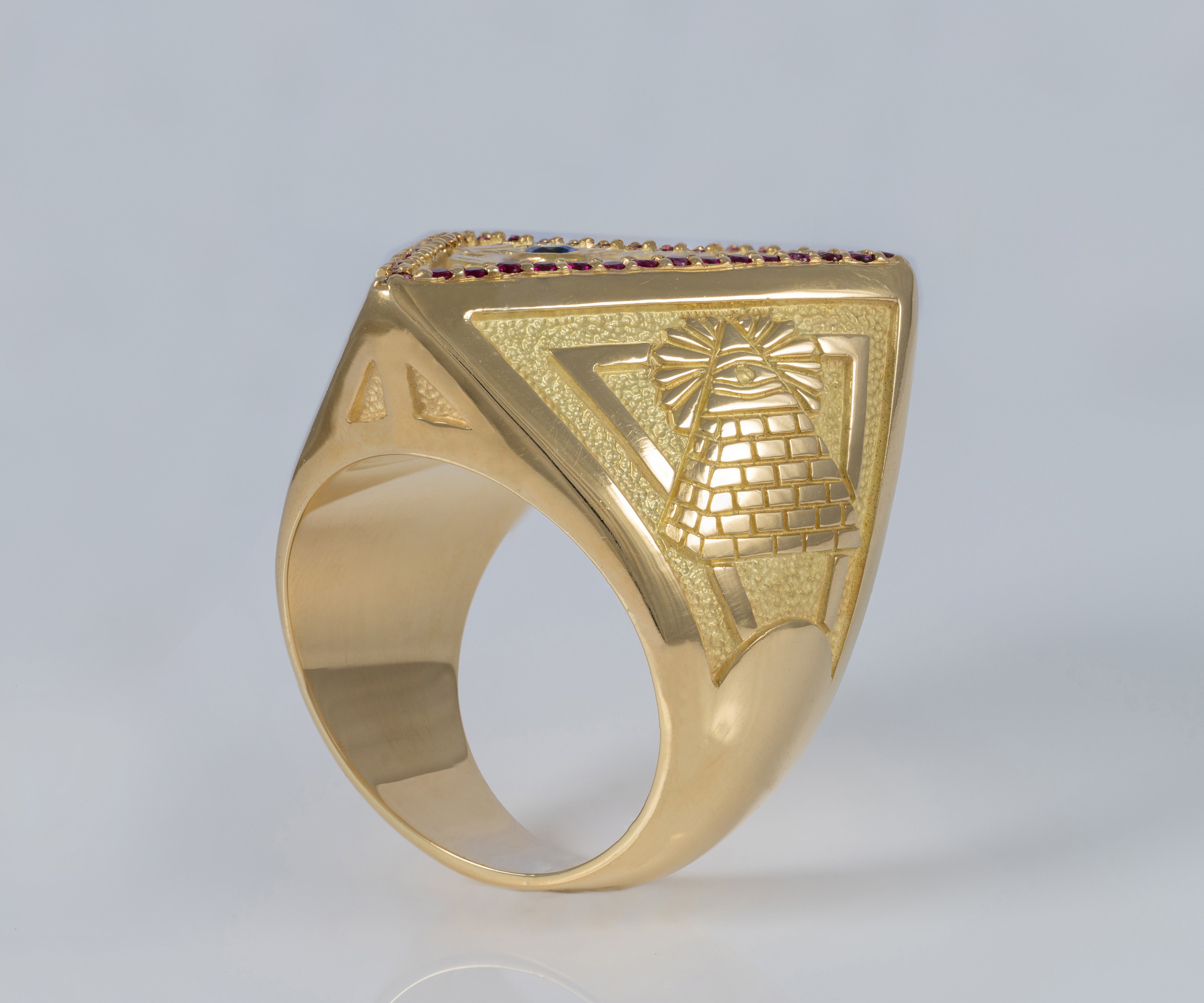 Anillo Iluminati de oro 18k 750