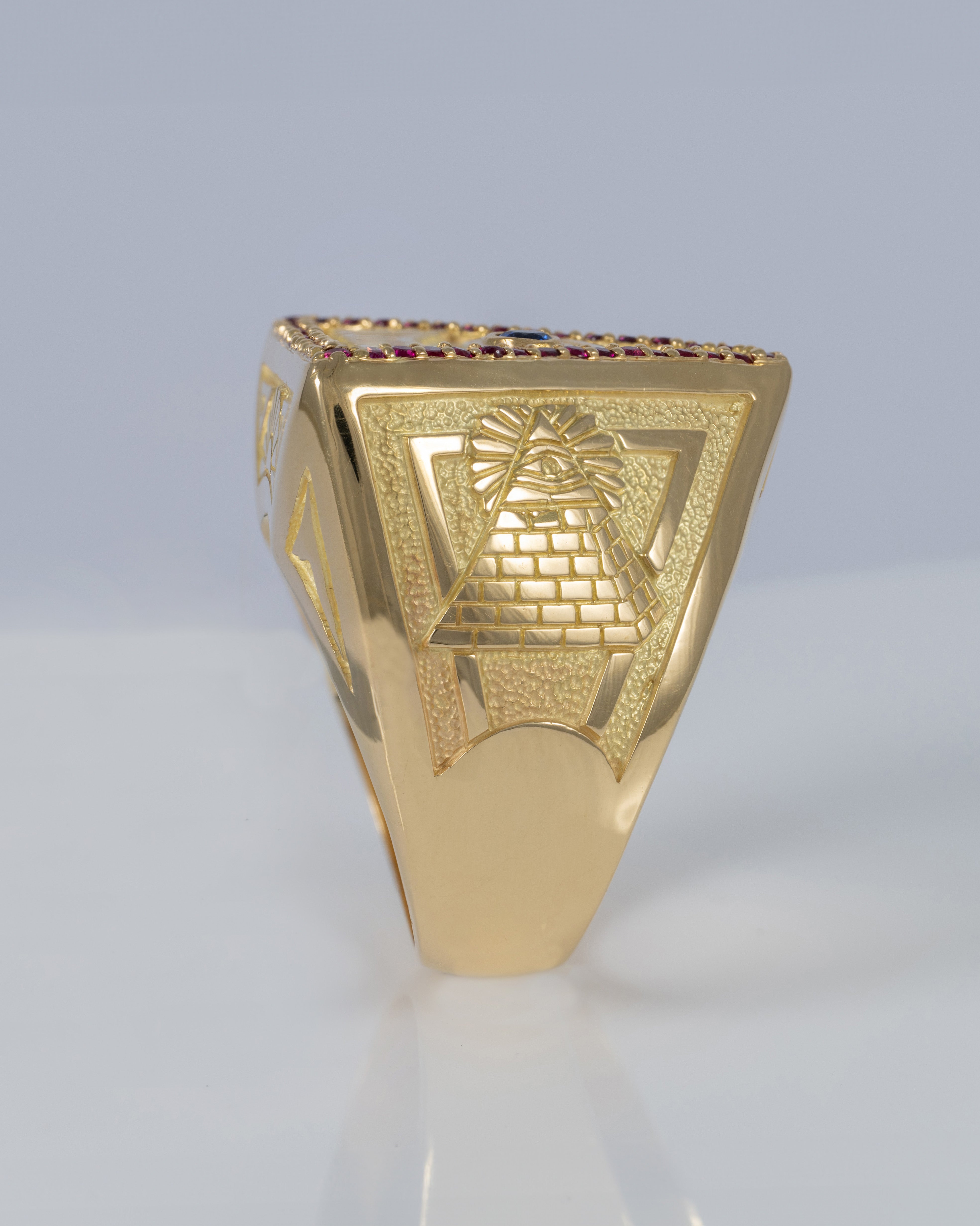 Anillo Iluminati de oro 18k 750