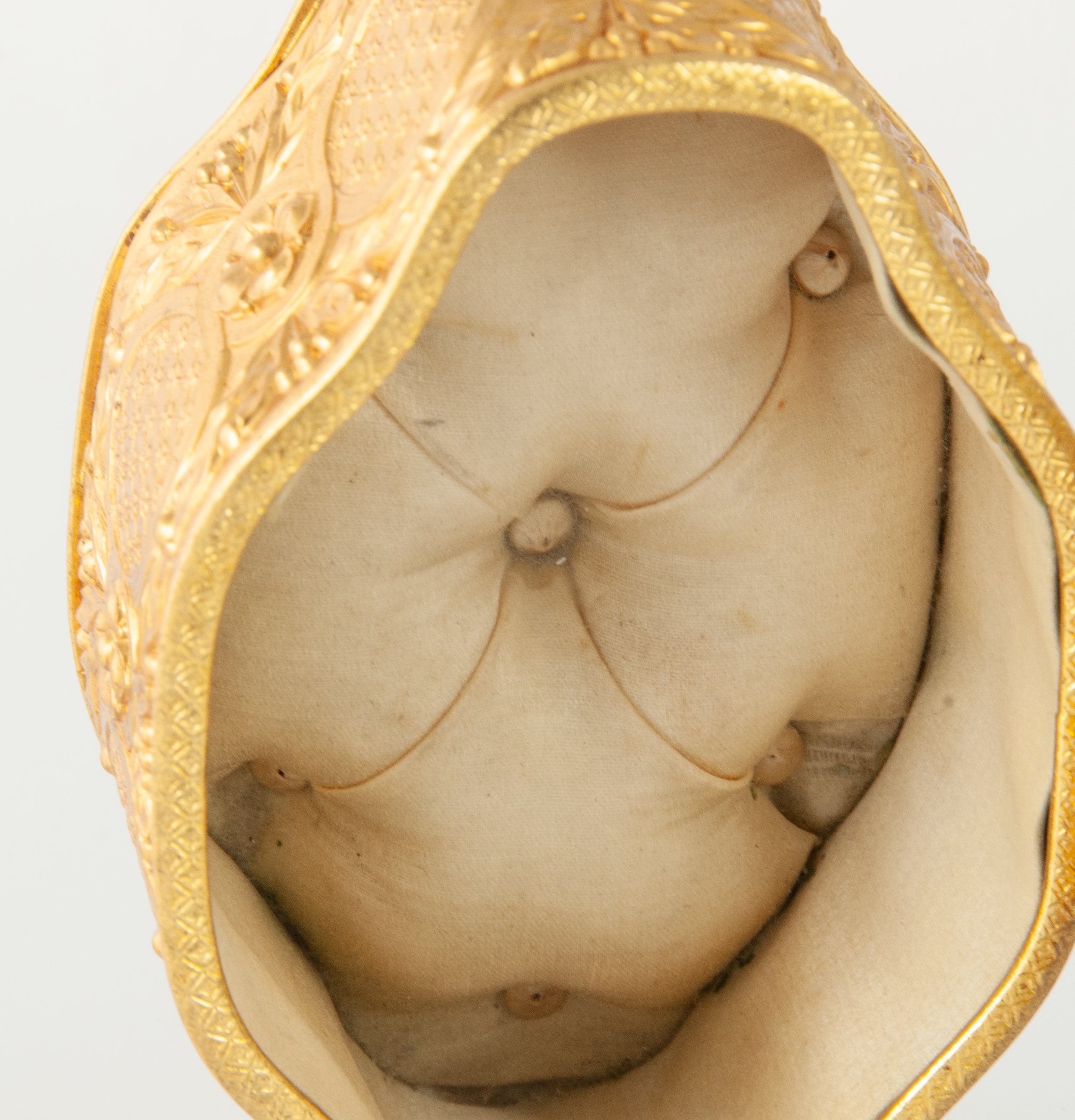 Caja joyero Art Nouveau de metal con cristal biselado y acolchado capitoné