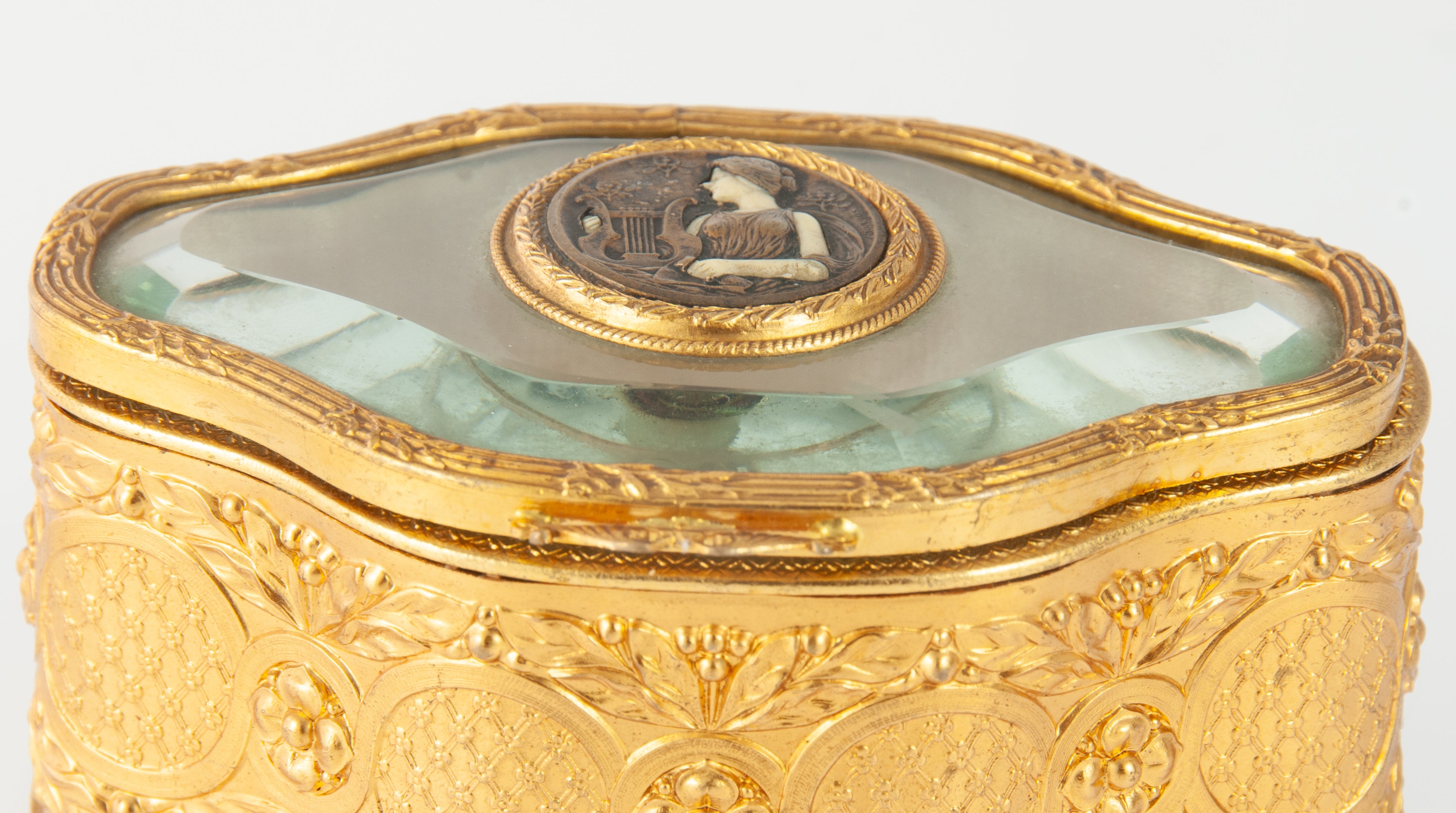 Caja joyero Art Nouveau de metal con cristal biselado y acolchado capitoné