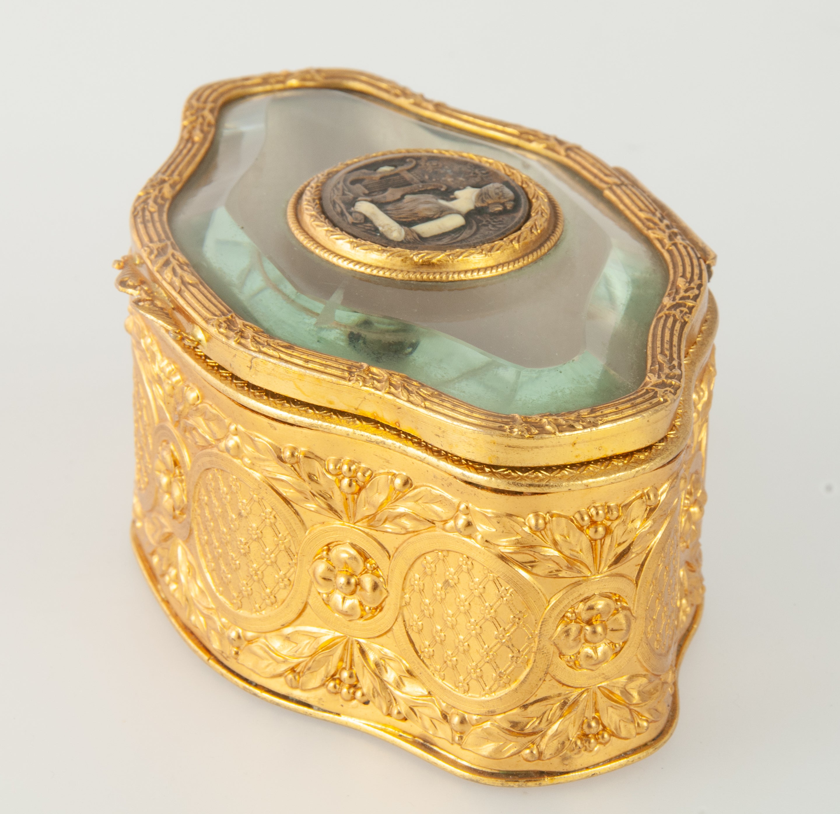 Caja joyero Art Nouveau de metal con cristal biselado y acolchado capitoné