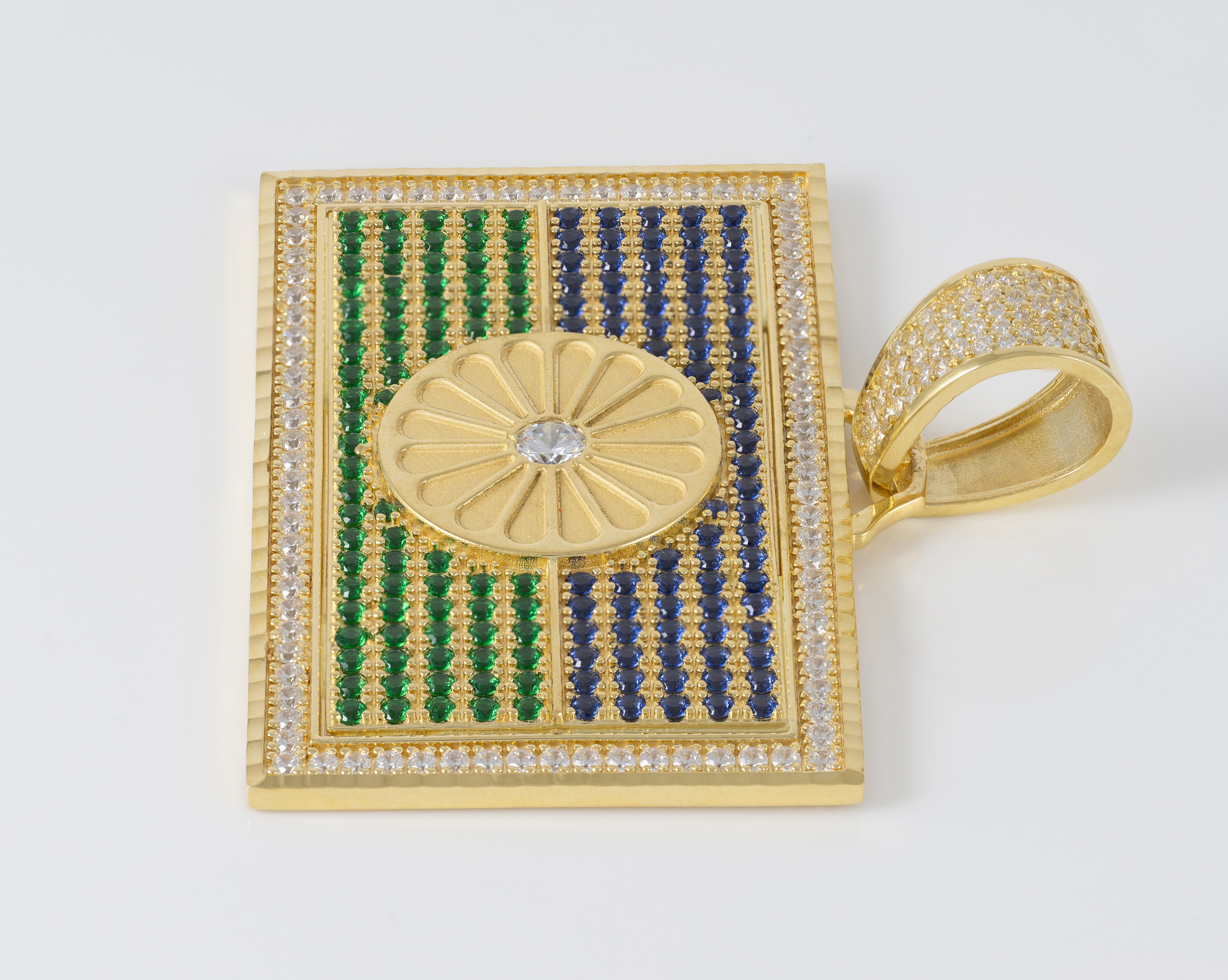 Colgante bandera gitana en oro 18k 750 y circonitas