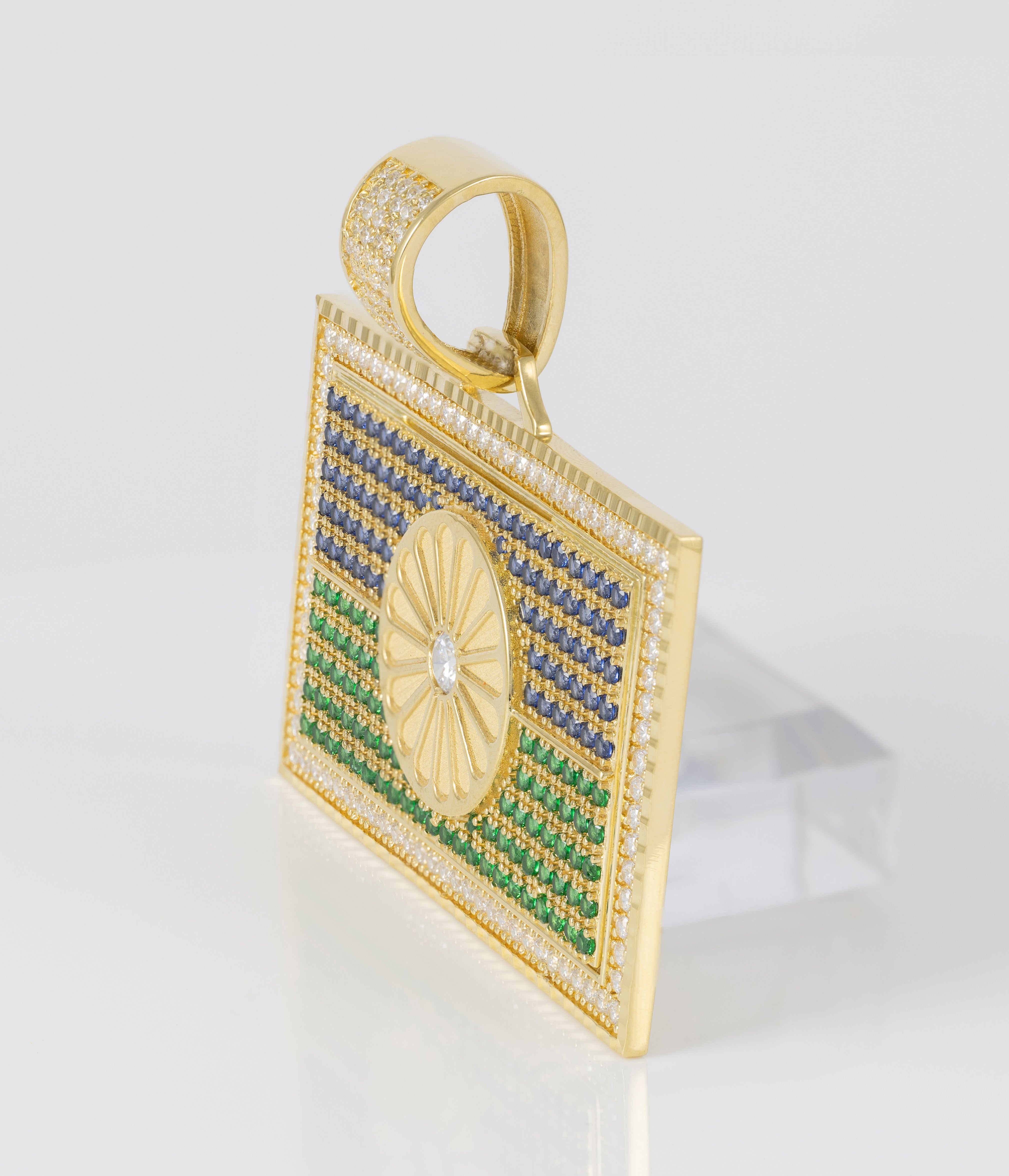 Colgante bandera gitana en oro 18k 750 y circonitas