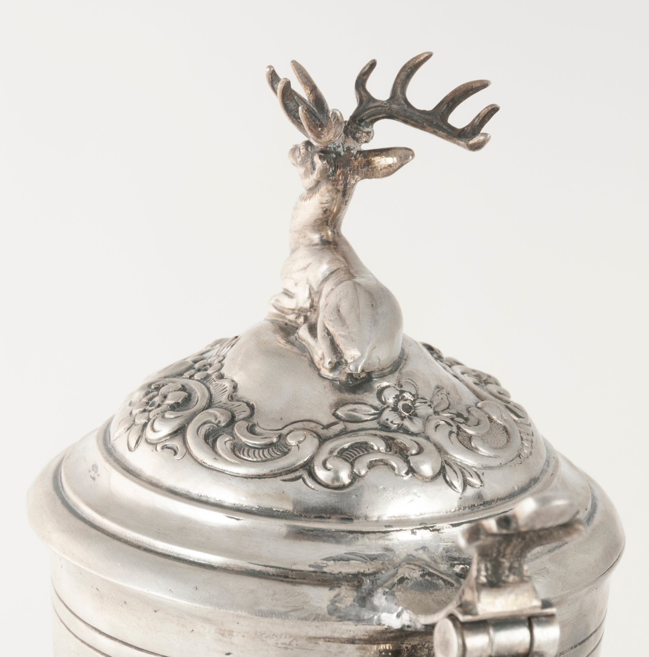 Jarra de plata con escena de caza repujado y grabado a mano