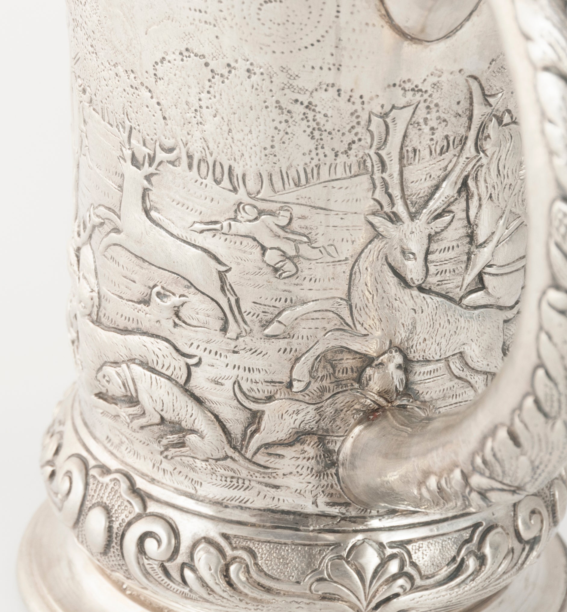Jarra de plata con escena de caza repujado y grabado a mano