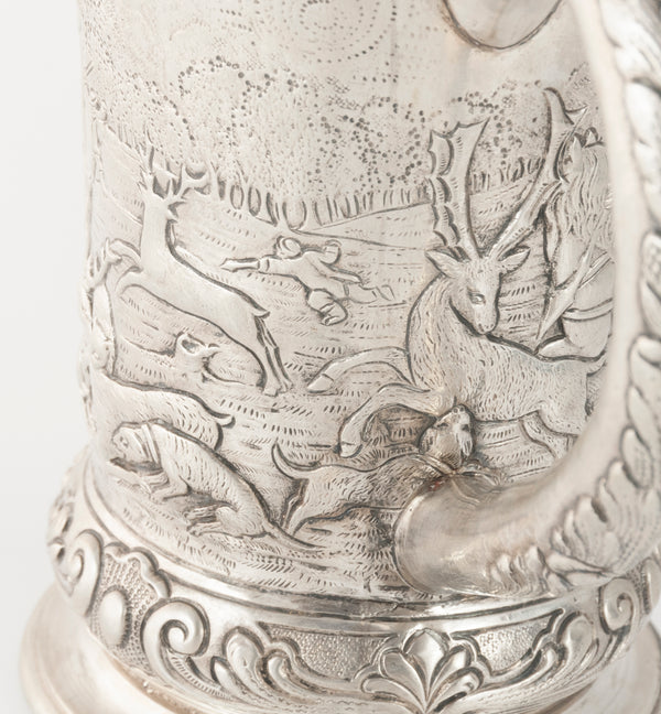 Jarra de plata con escena de caza repujado y grabado a mano