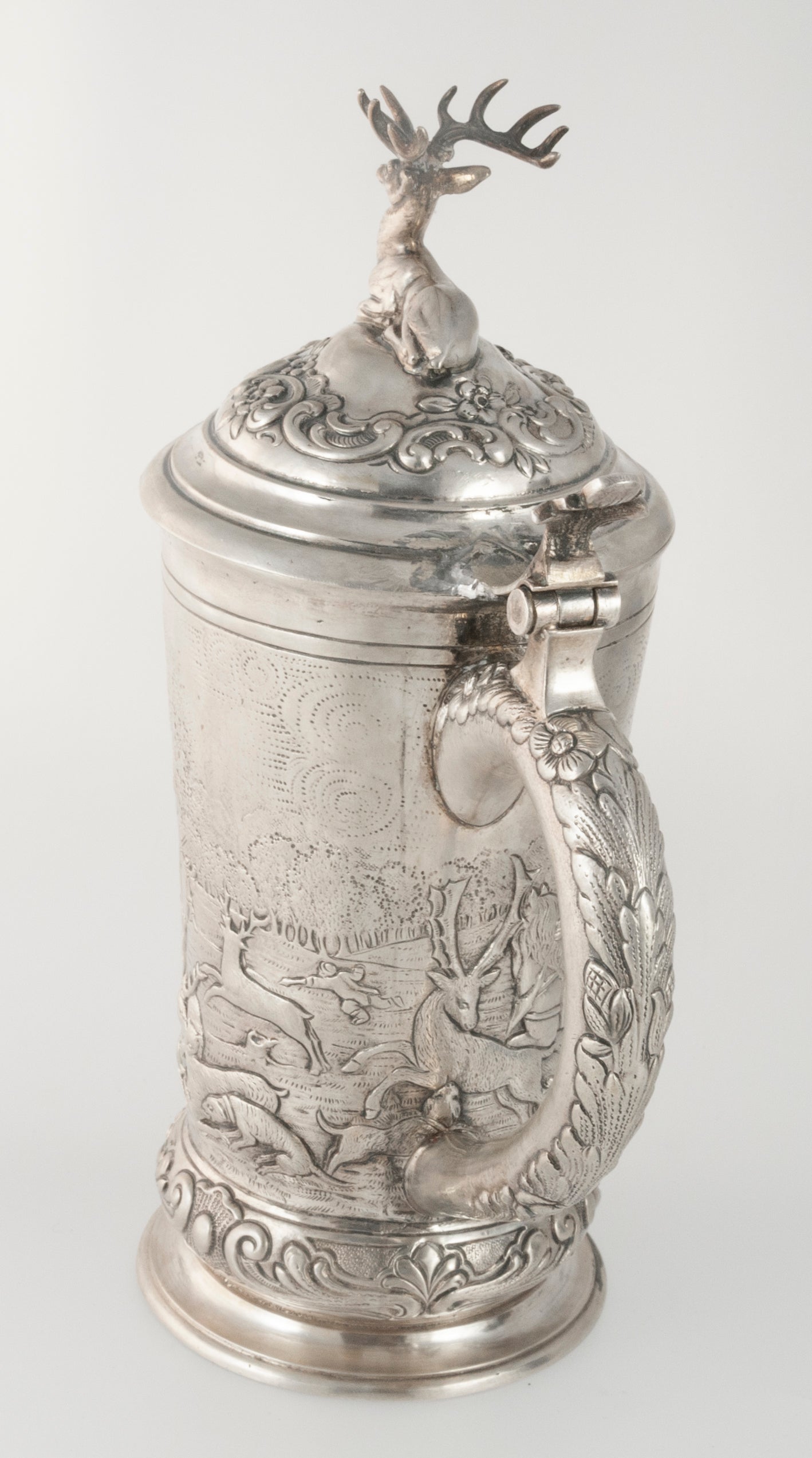Jarra de plata con escena de caza repujado y grabado a mano