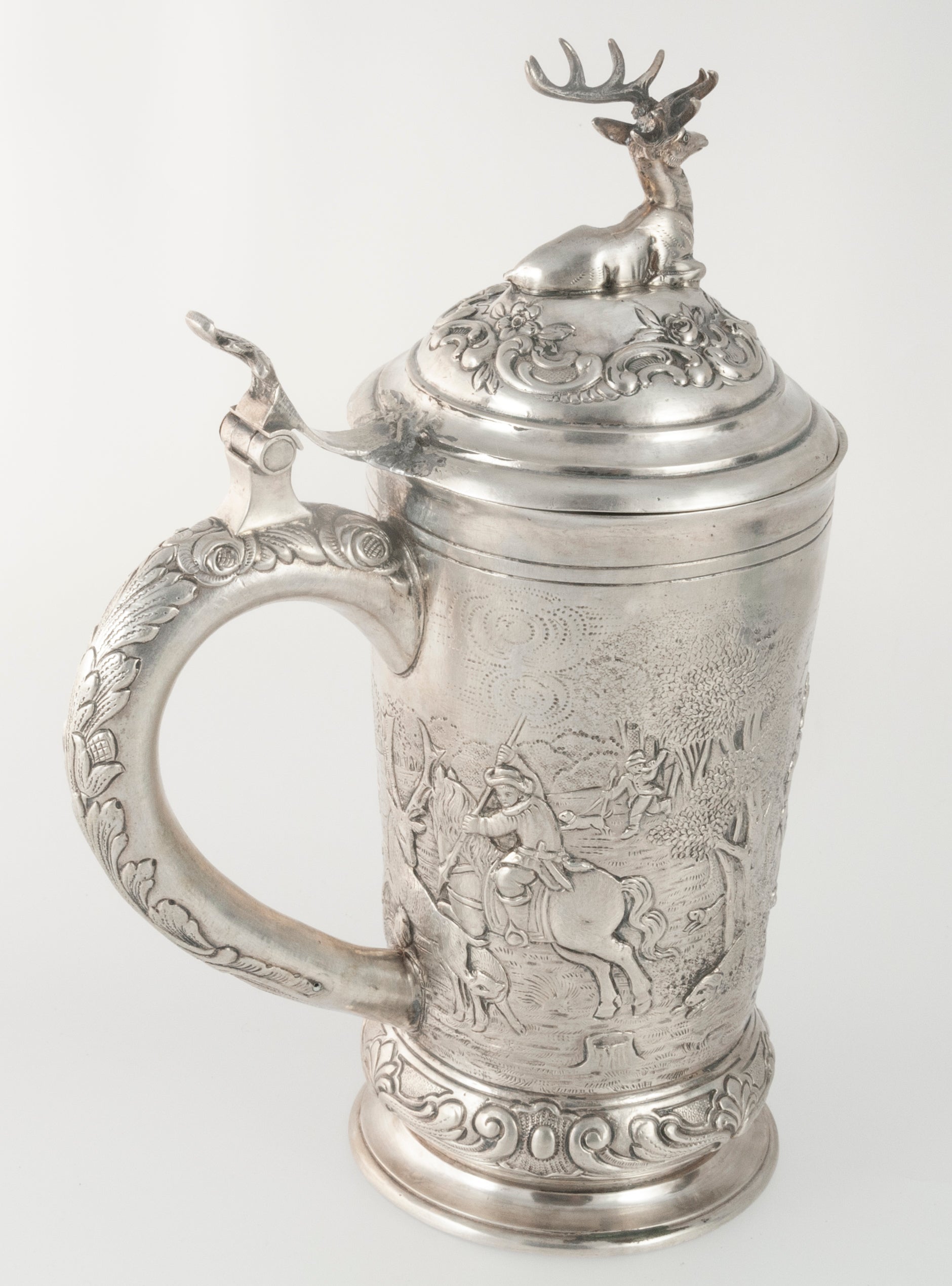 Jarra de plata con escena de caza repujado y grabado a mano