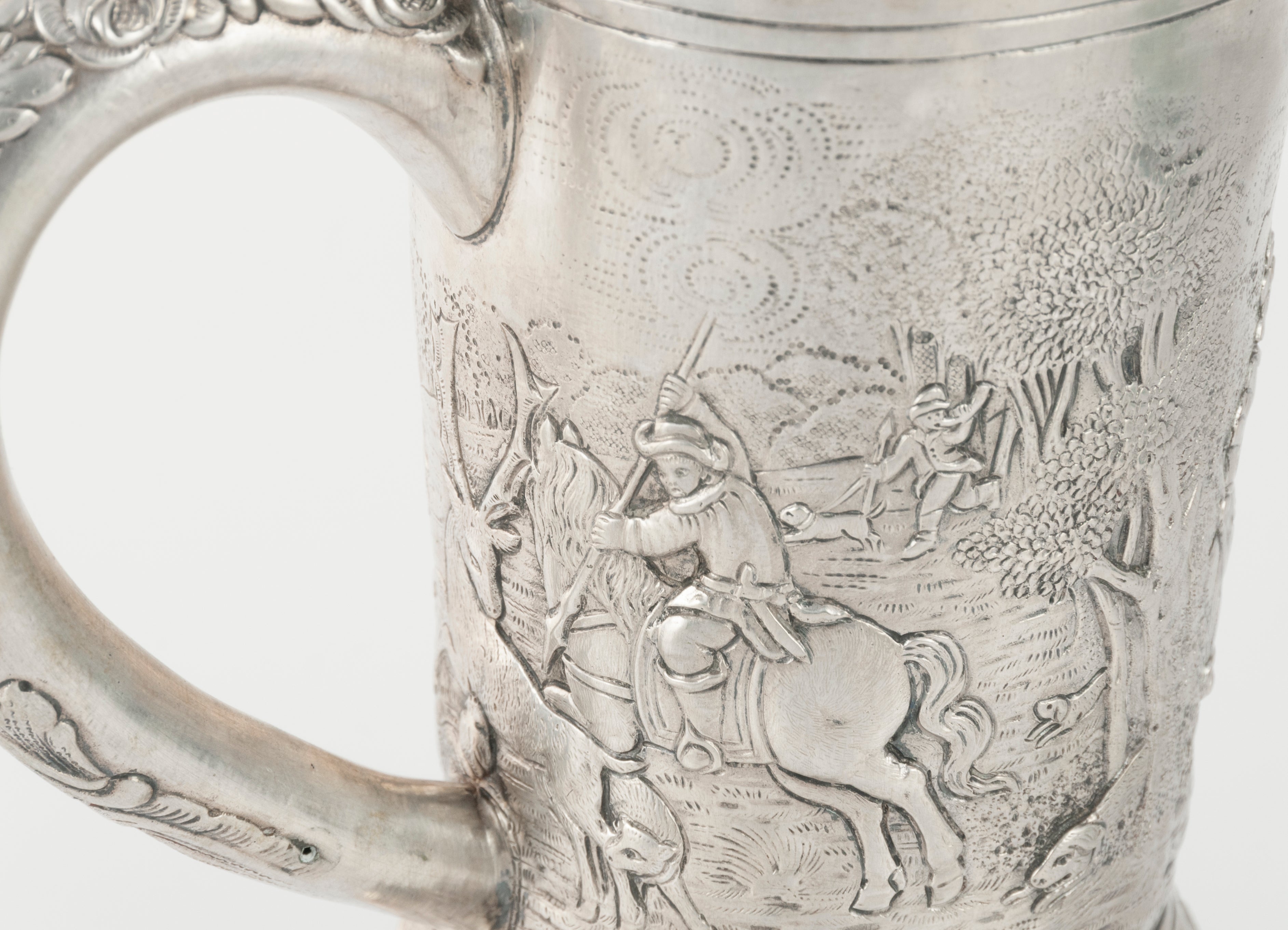 Jarra de plata con escena de caza repujado y grabado a mano