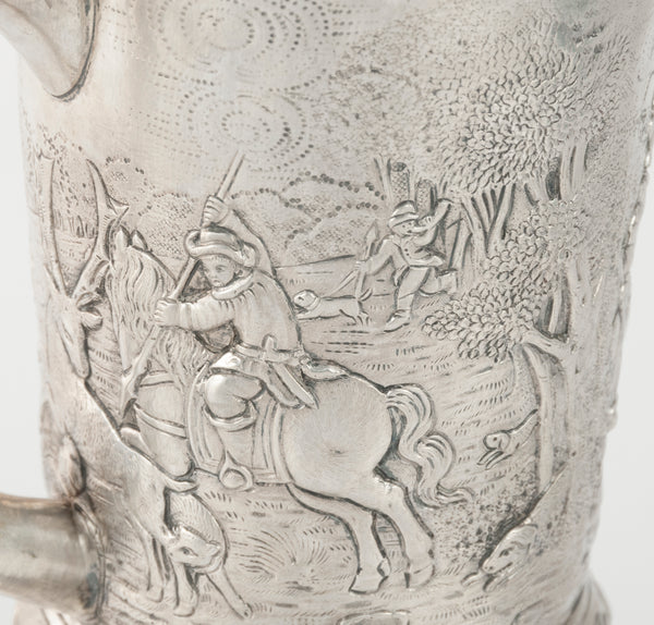 Jarra de plata con escena de caza repujado y grabado a mano