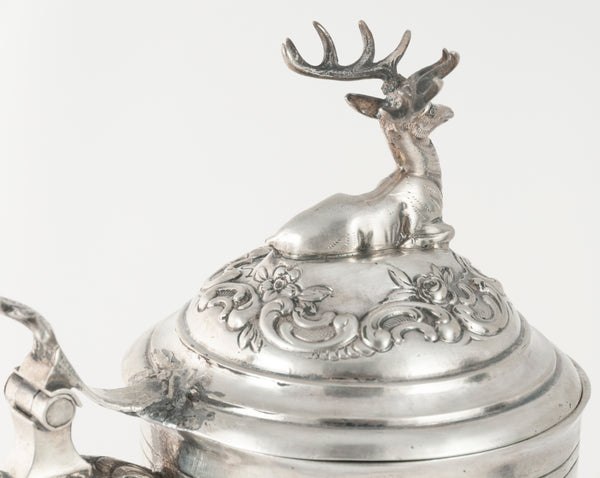 Jarra de plata con escena de caza repujado y grabado a mano