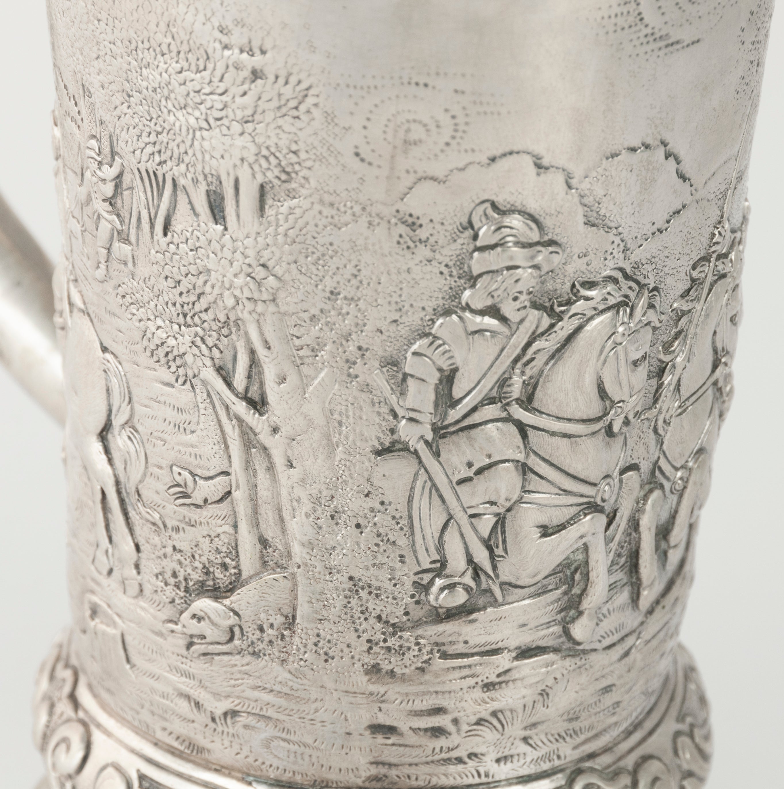 Jarra de plata con escena de caza repujado y grabado a mano