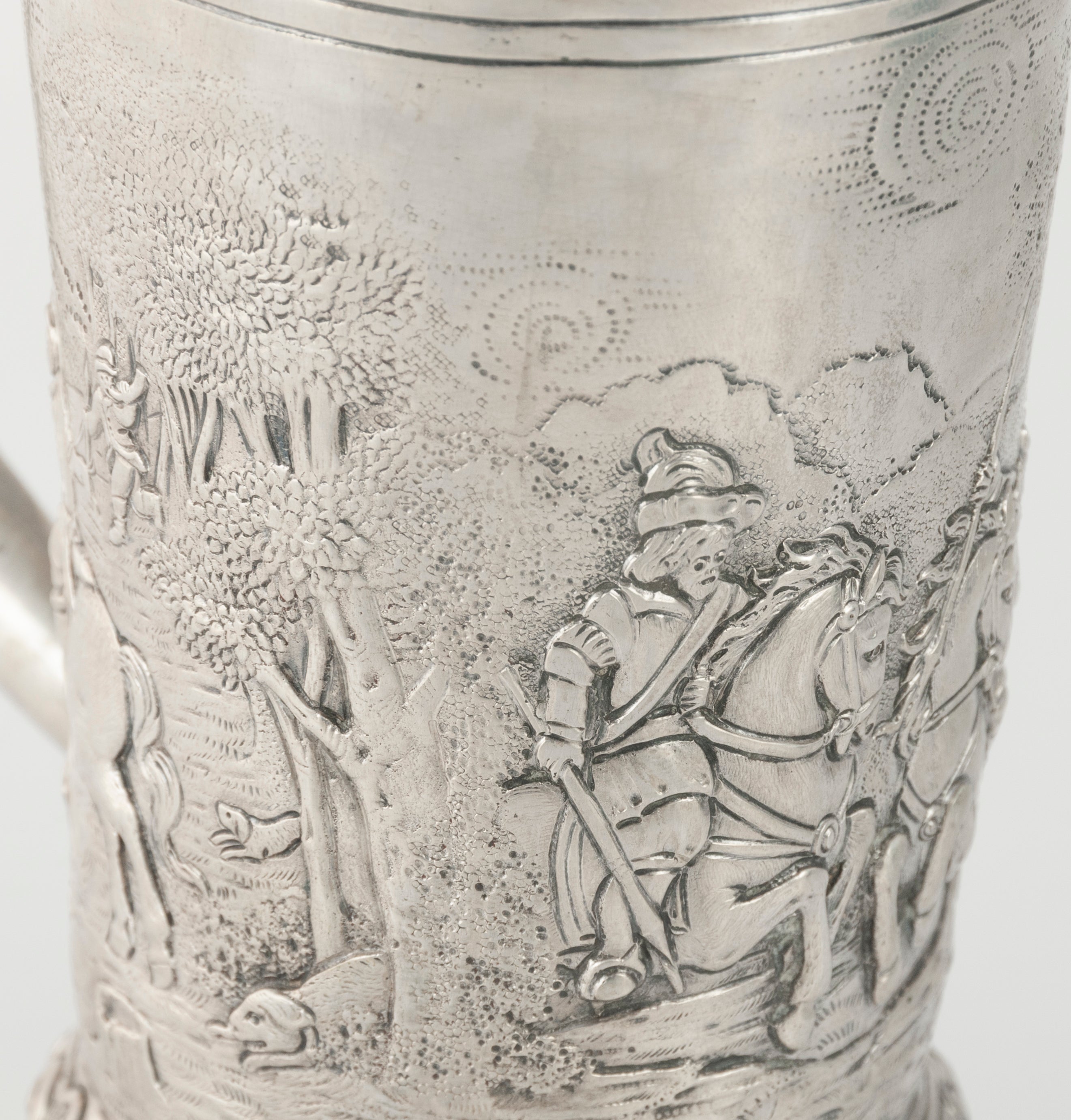 Jarra de plata con escena de caza repujado y grabado a mano