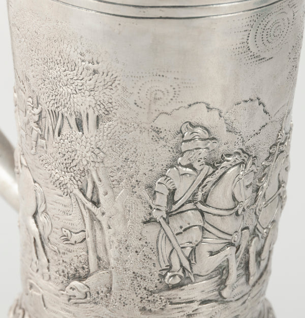 Jarra de plata con escena de caza repujado y grabado a mano