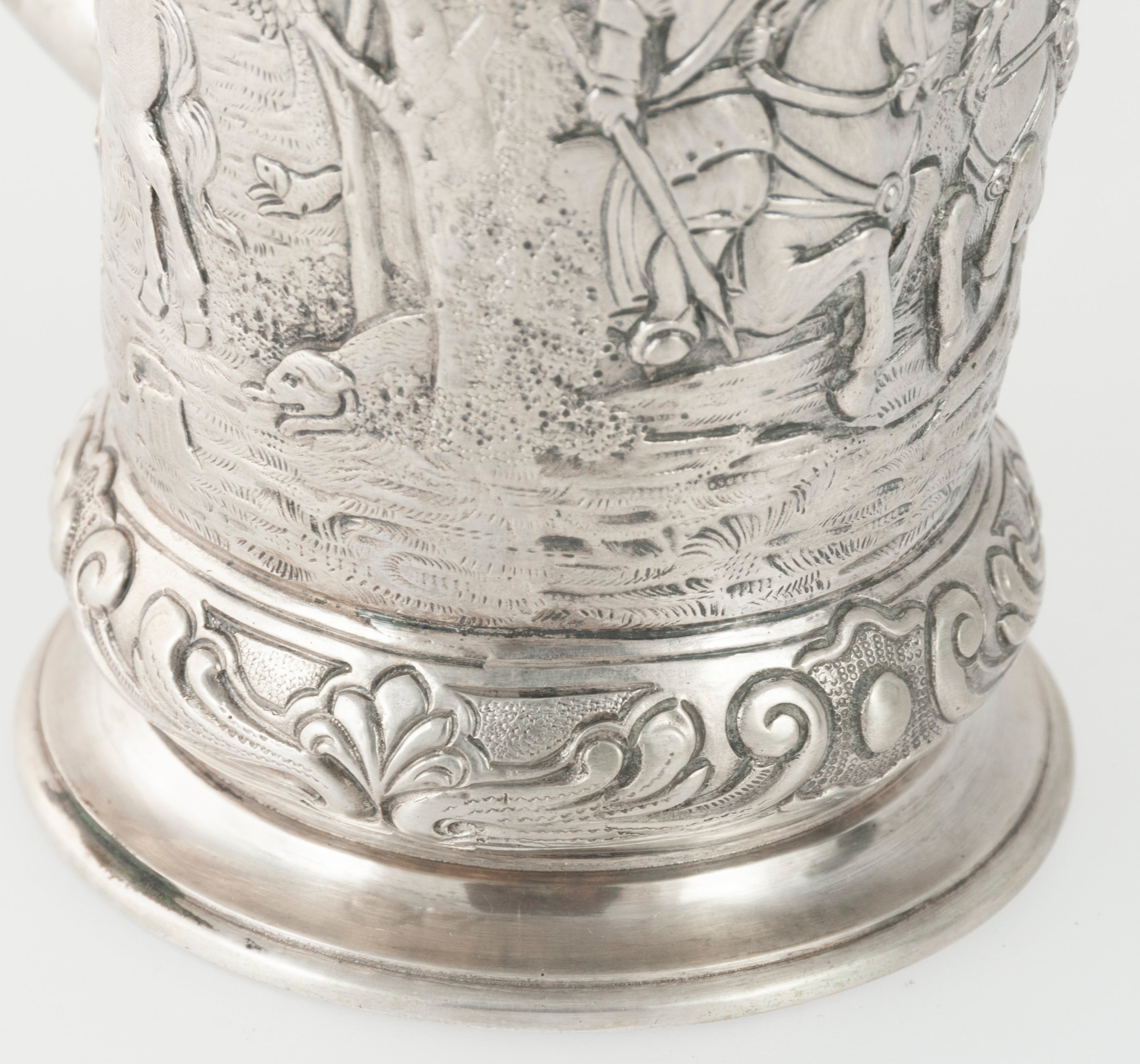 Jarra de plata con escena de caza repujado y grabado a mano