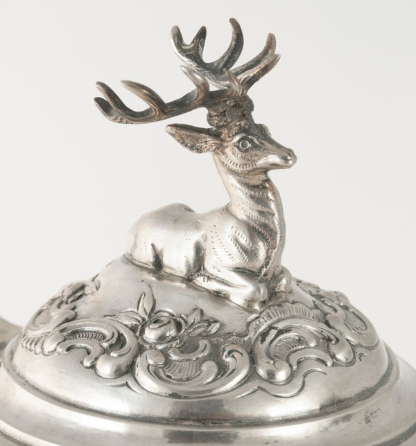 Jarra de plata con escena de caza repujado y grabado a mano