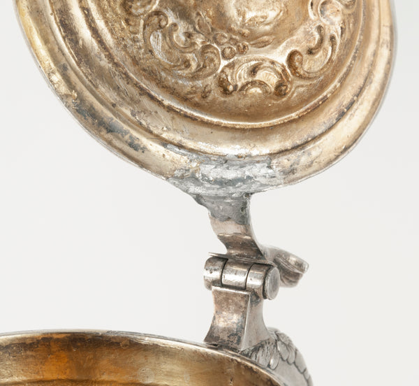 Jarra de plata con escena de caza repujado y grabado a mano