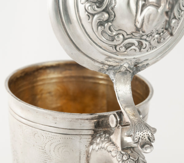 Jarra de plata con escena de caza repujado y grabado a mano