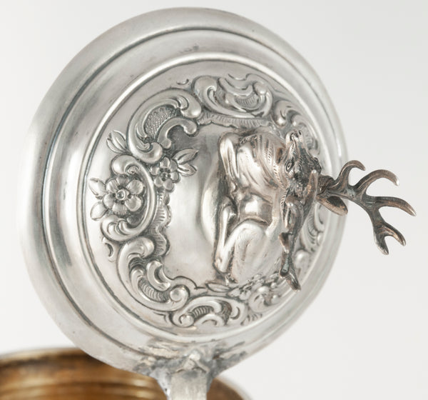 Jarra de plata con escena de caza repujado y grabado a mano