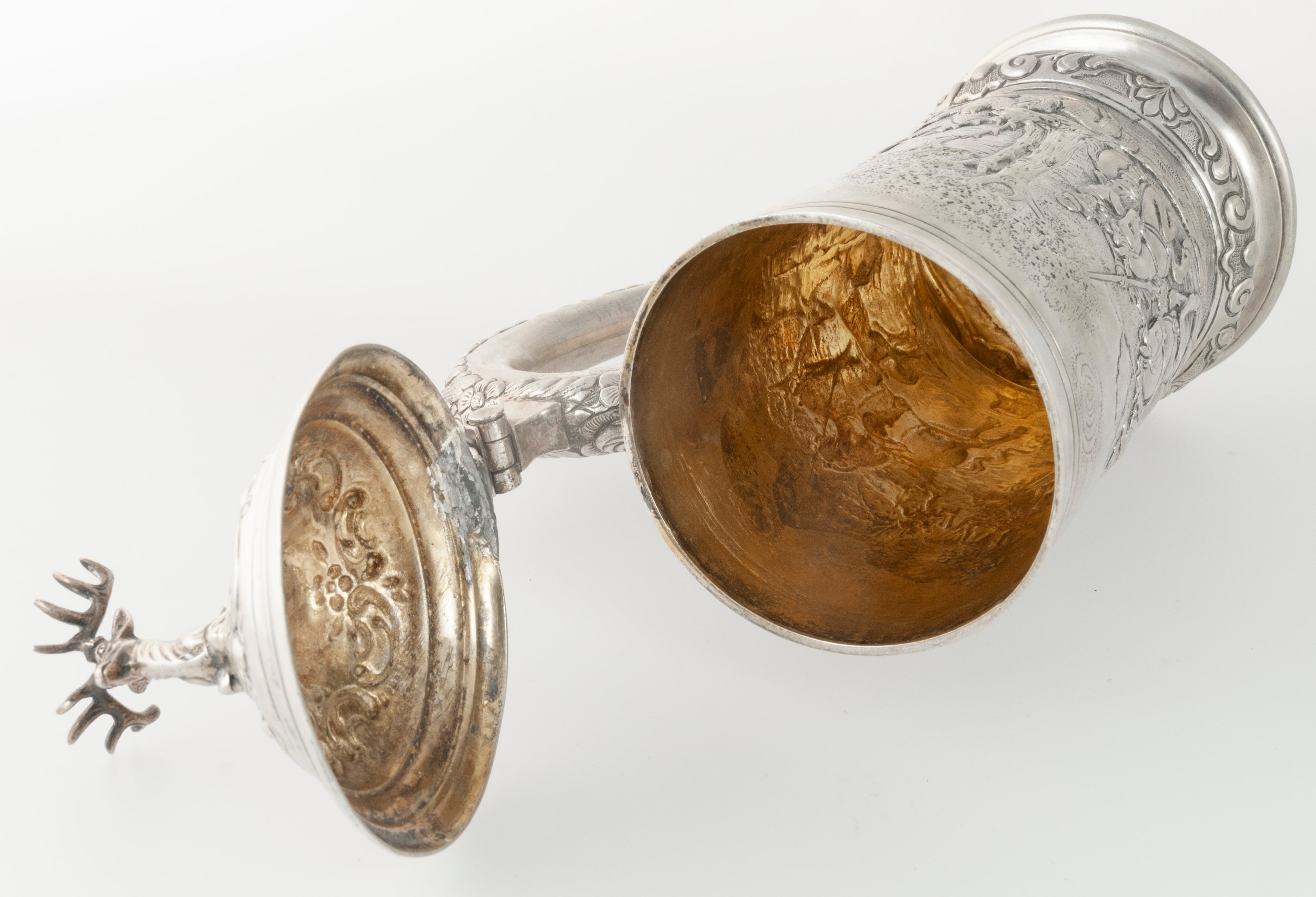 Jarra de plata con escena de caza repujado y grabado a mano