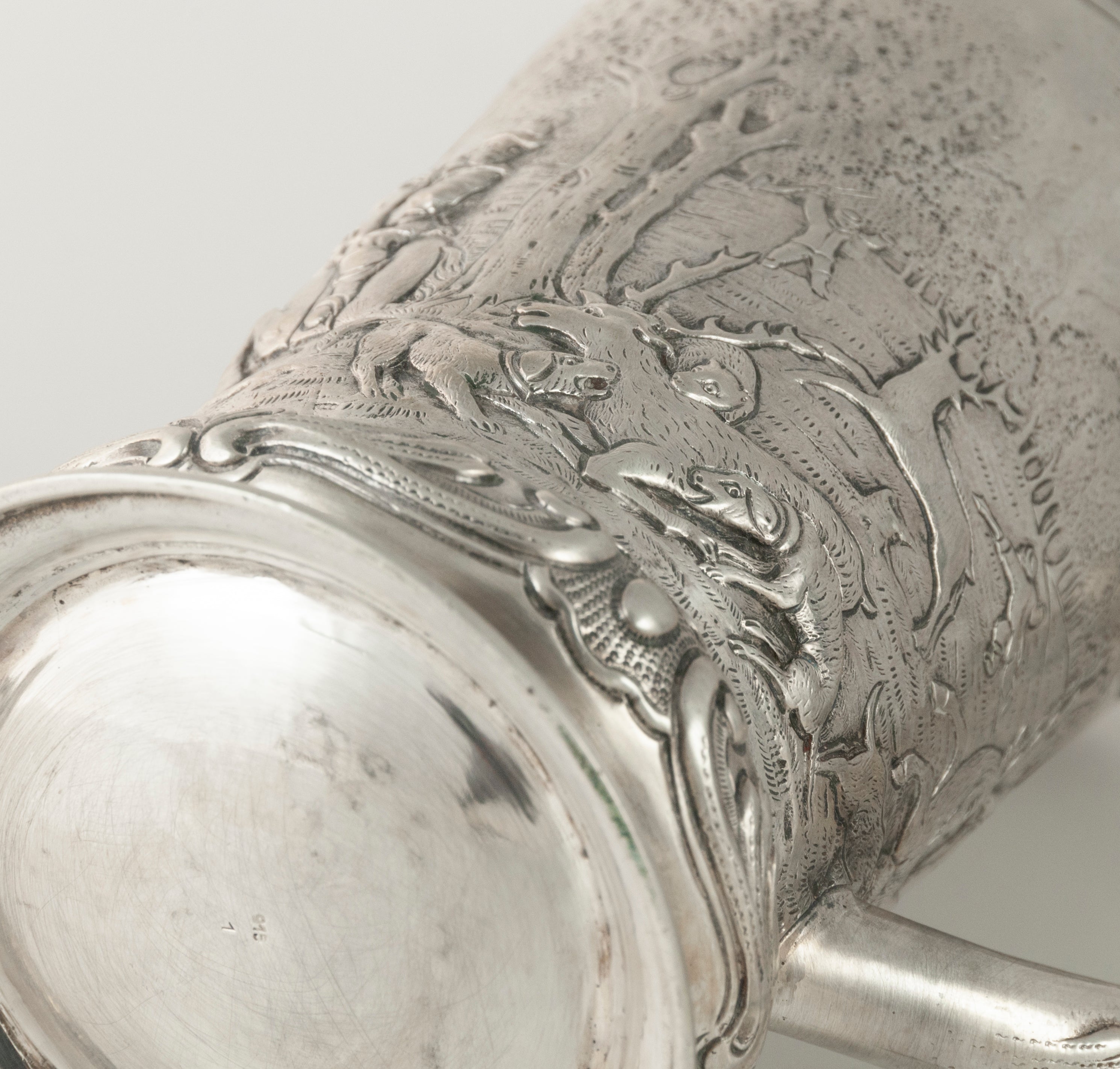 Jarra de plata con escena de caza repujado y grabado a mano