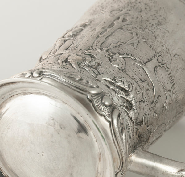 Jarra de plata con escena de caza repujado y grabado a mano