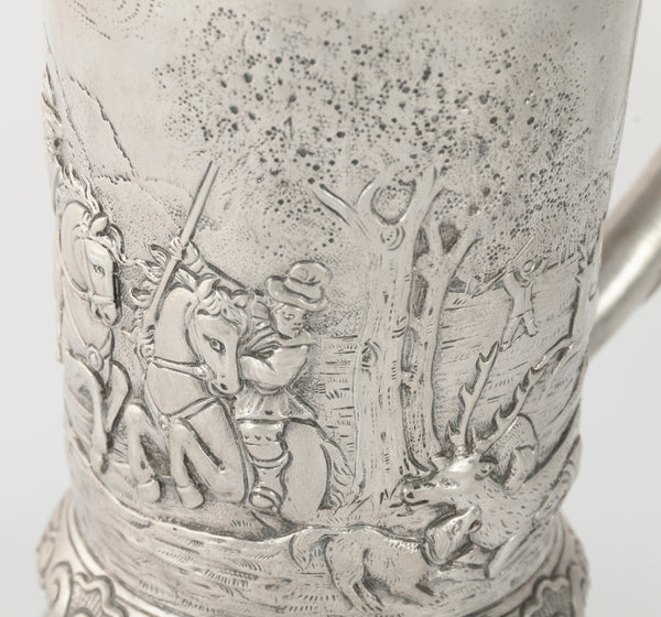 Jarra de plata con escena de caza repujado y grabado a mano