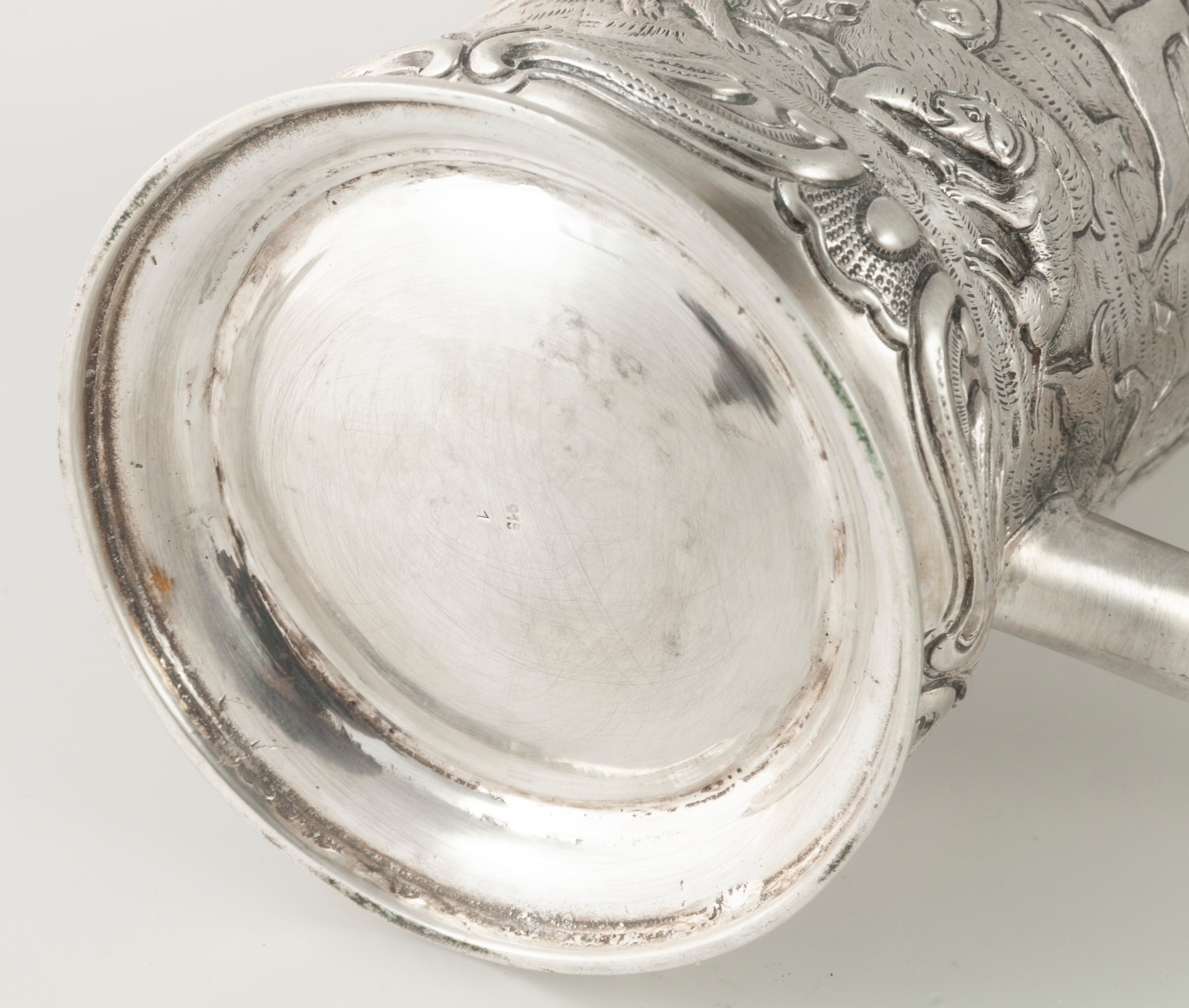 Jarra de plata con escena de caza repujado y grabado a mano