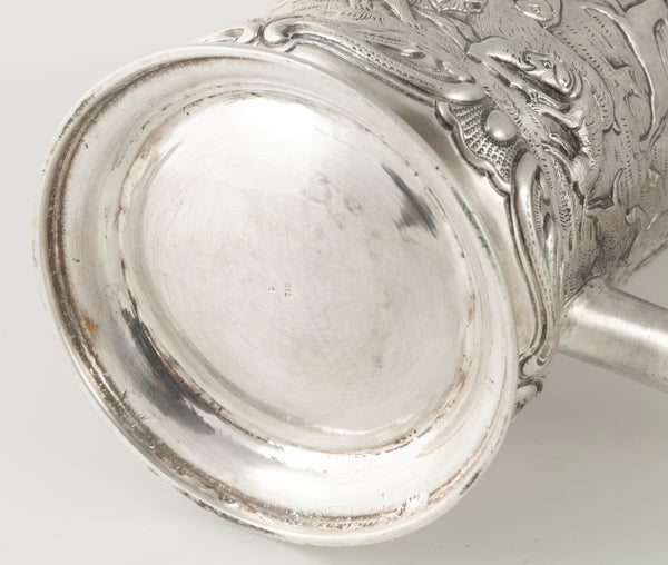 Jarra de plata con escena de caza repujado y grabado a mano