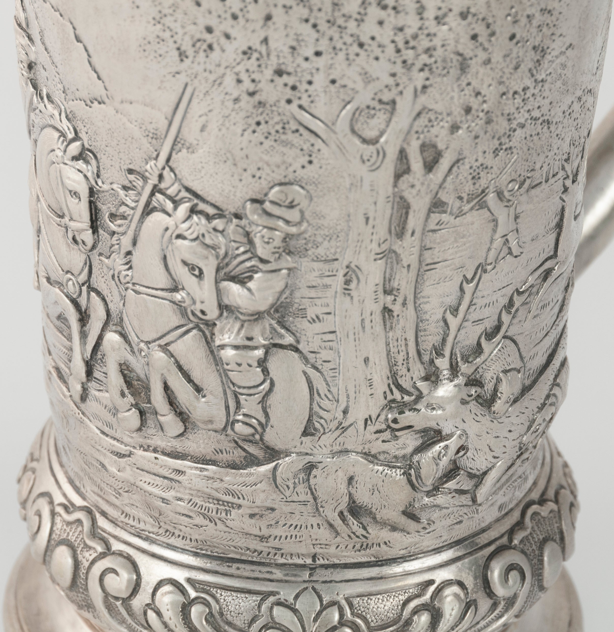 Jarra de plata con escena de caza repujado y grabado a mano