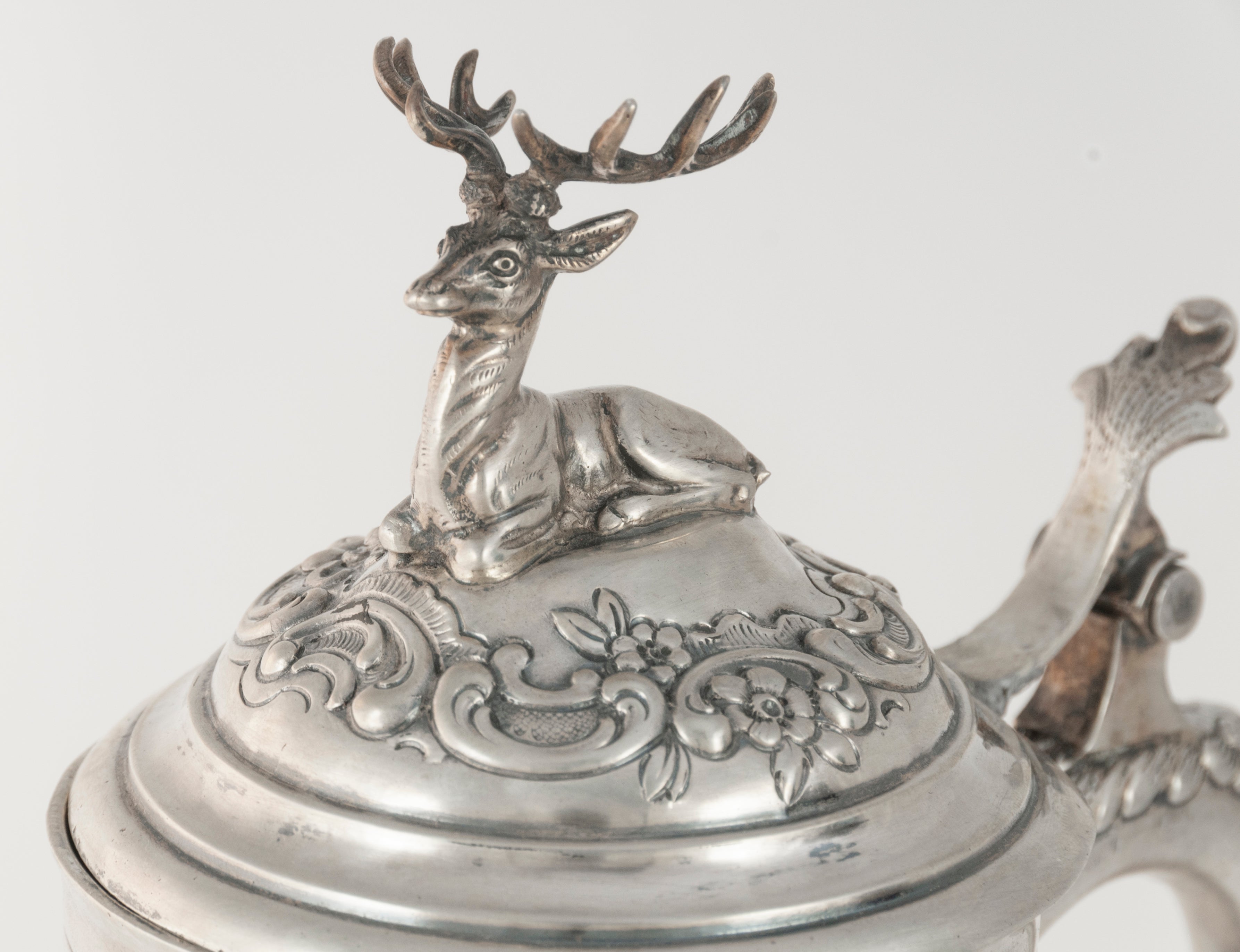 Jarra de plata con escena de caza repujado y grabado a mano