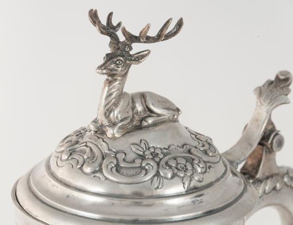 Jarra de plata con escena de caza repujado y grabado a mano