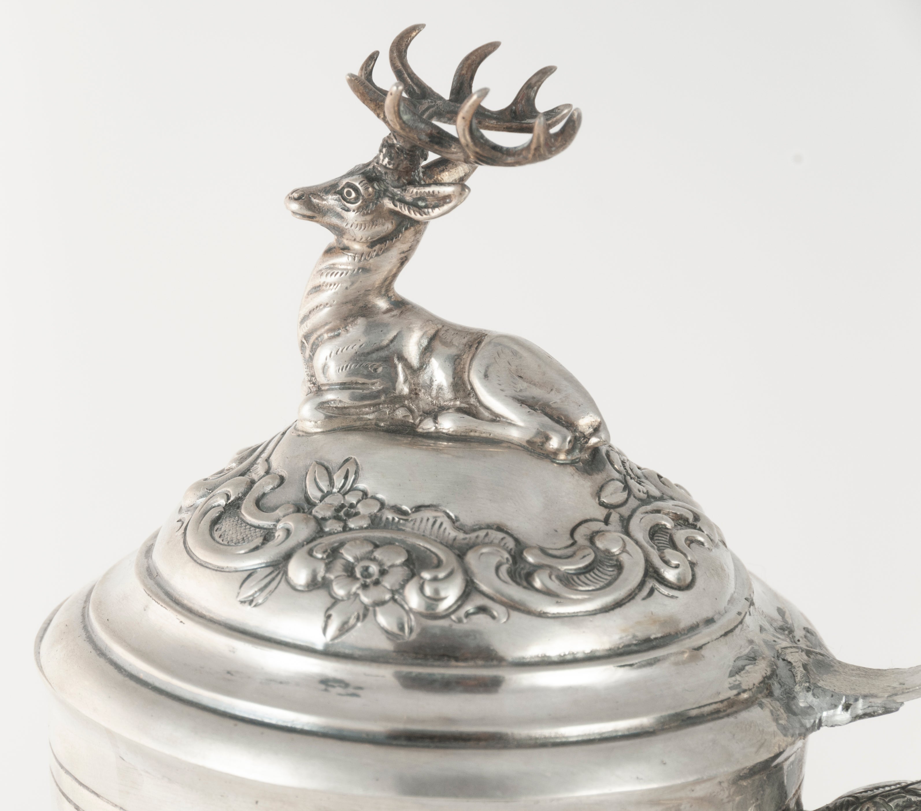 Jarra de plata con escena de caza repujado y grabado a mano