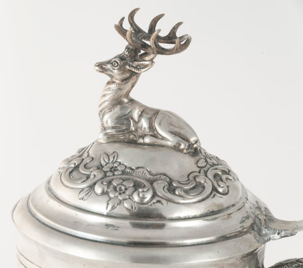 Jarra de plata con escena de caza repujado y grabado a mano