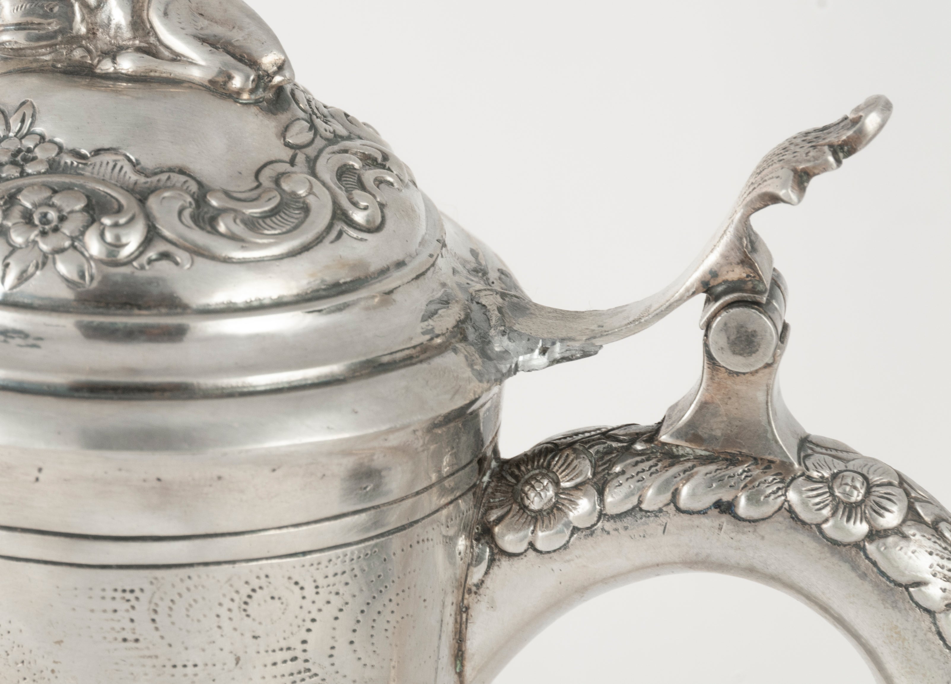 Jarra de plata con escena de caza repujado y grabado a mano