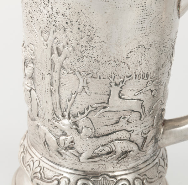 Jarra de plata con escena de caza repujado y grabado a mano