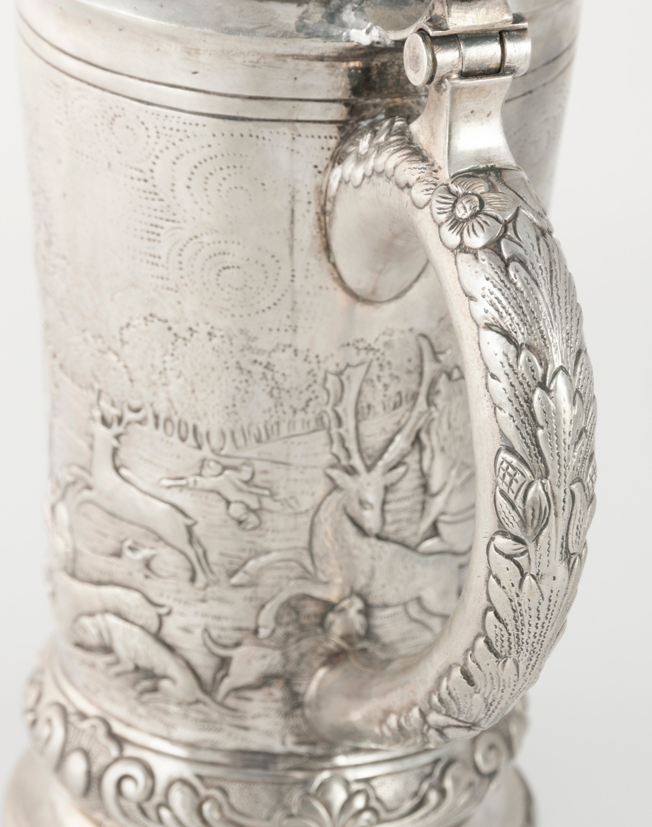 Jarra de plata con escena de caza repujado y grabado a mano
