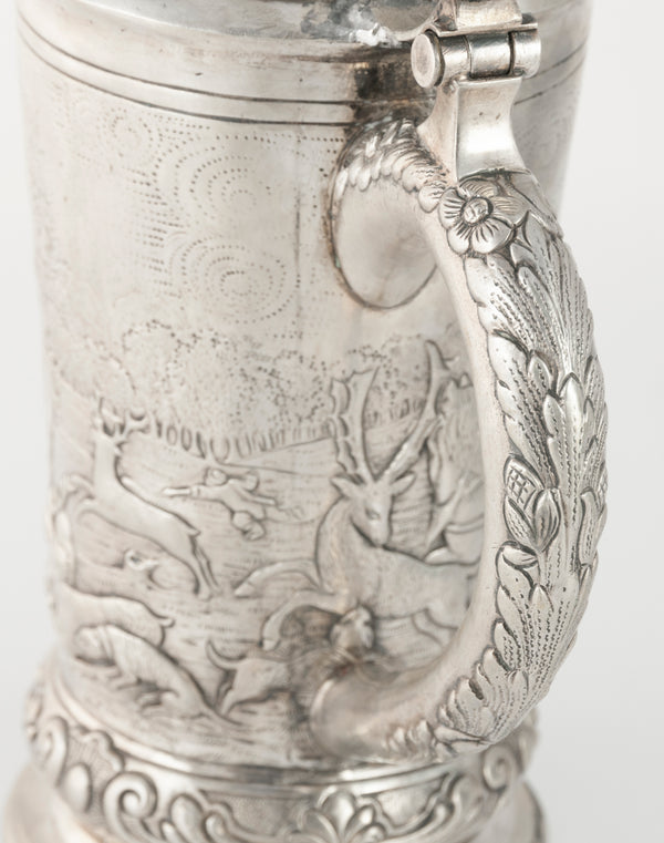 Jarra de plata con escena de caza repujado y grabado a mano