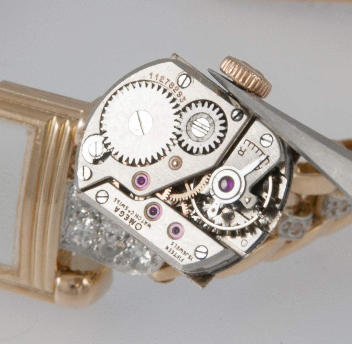 Omega Yellow Gold 18k and Diamonds 0.7 ct Caliber R13.5 Year 1947