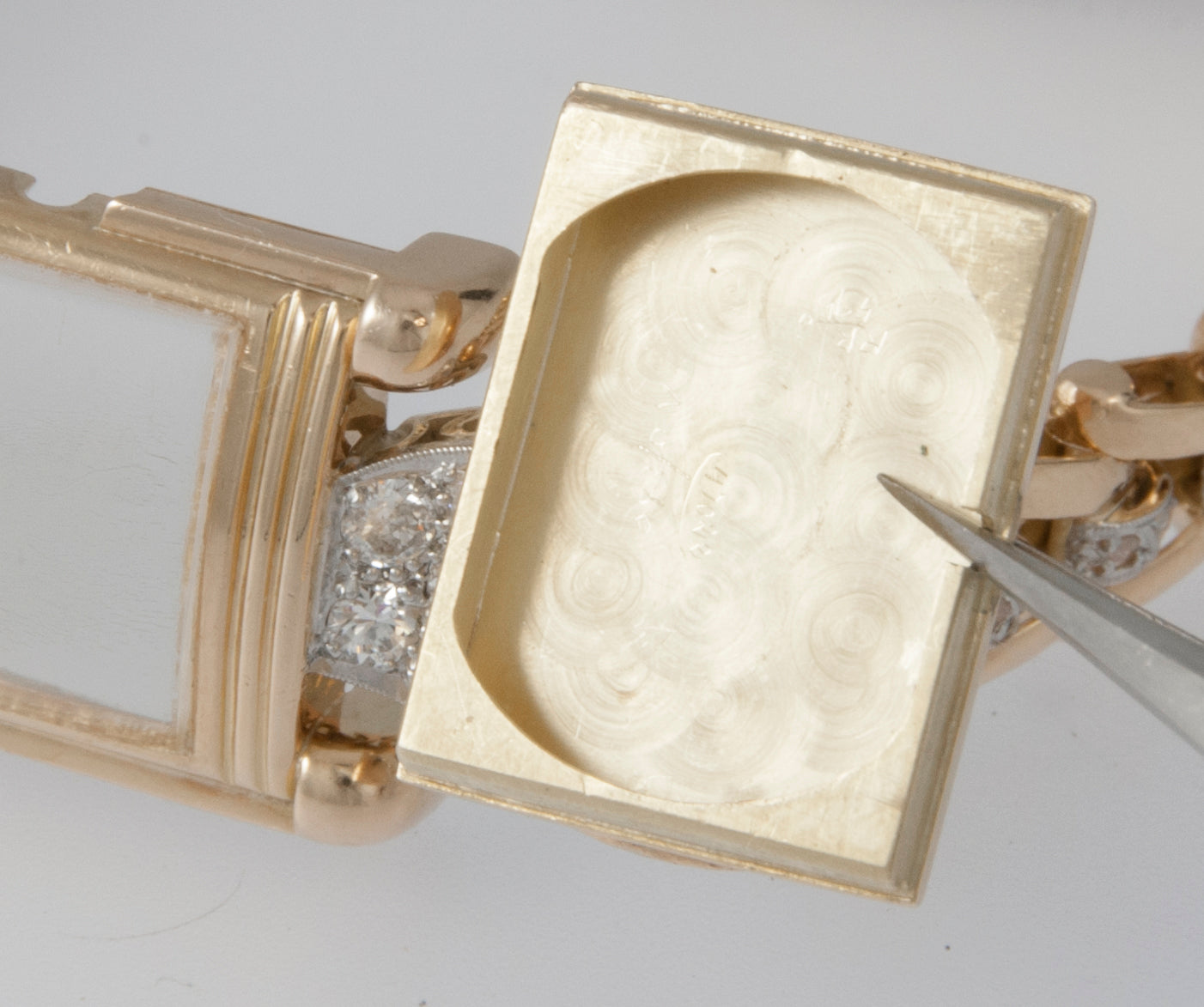 Omega Yellow Gold 18k and Diamonds 0.7 ct Caliber R13.5 Year 1947