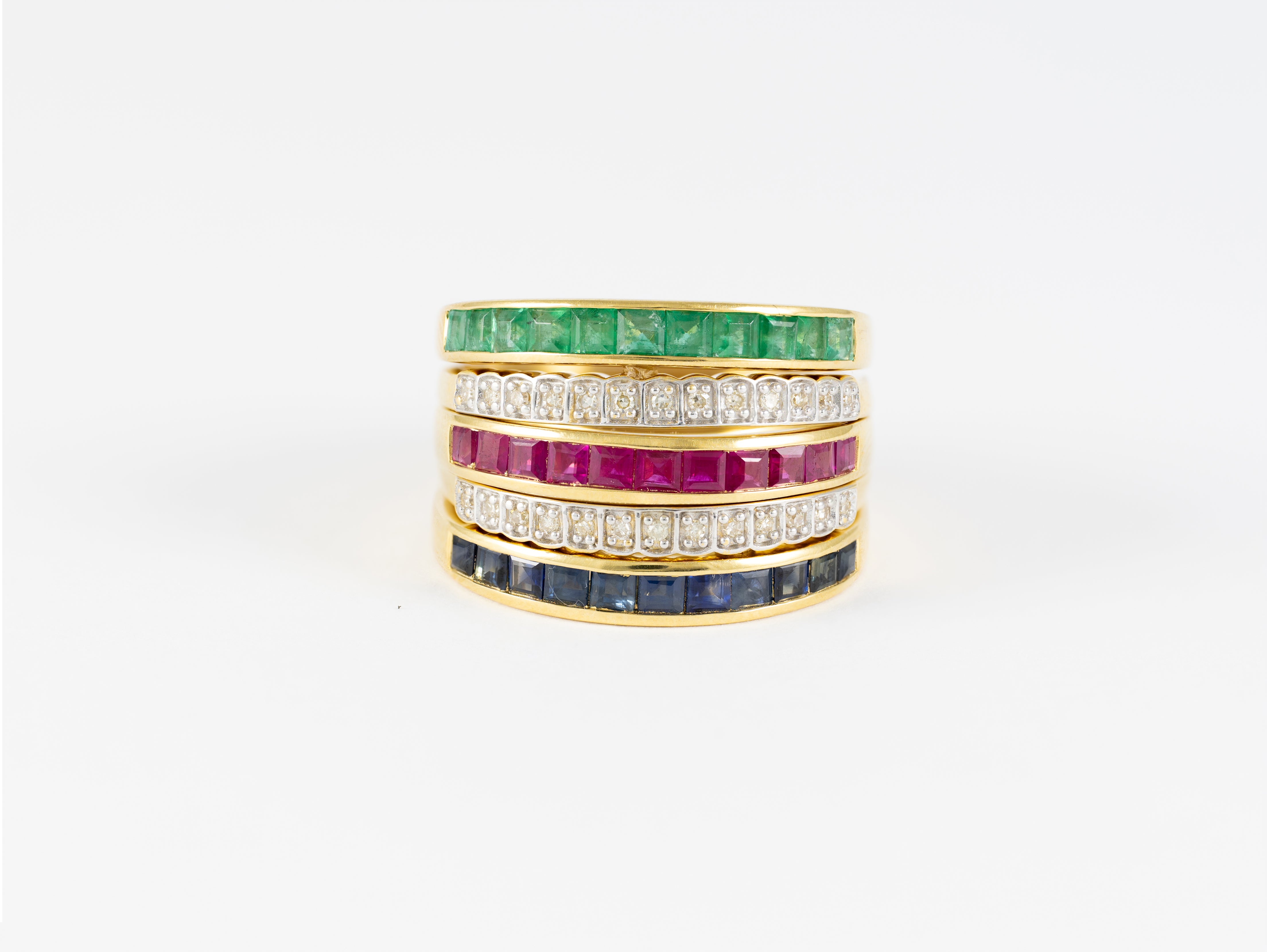 Anillo Infinity en oro amarillo 18k con diamantes zafiros rubíes y esmeraldas