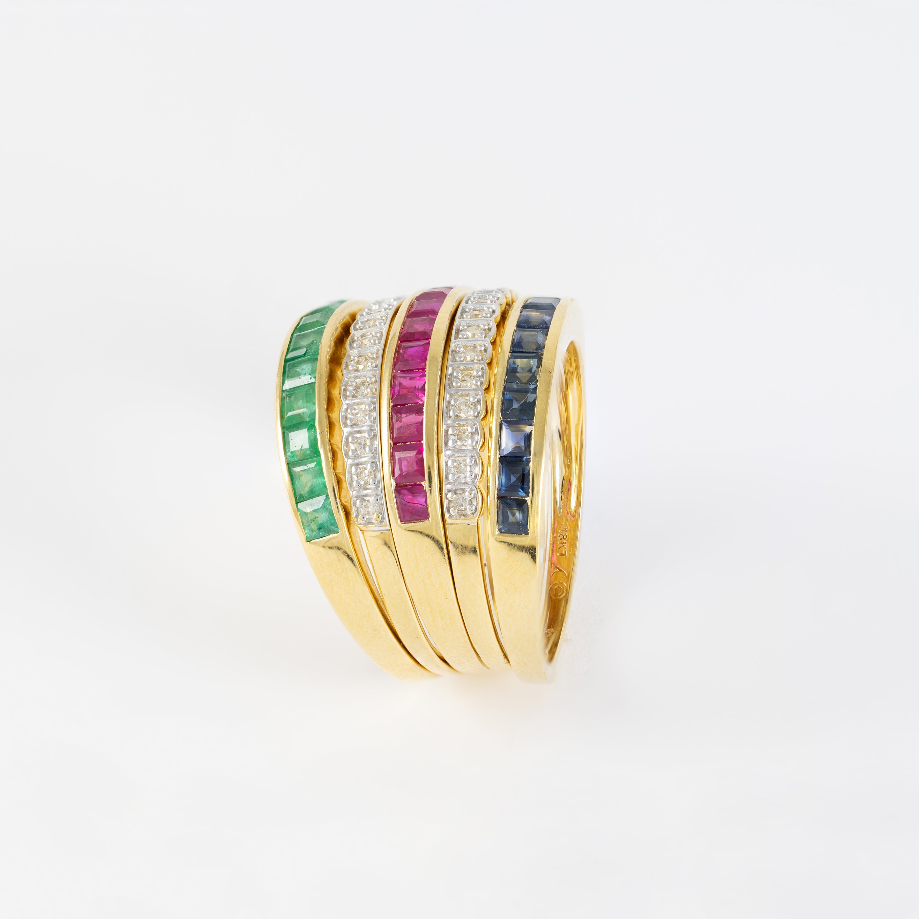 Anillo Infinity en oro amarillo 18k con diamantes zafiros rubíes y esmeraldas