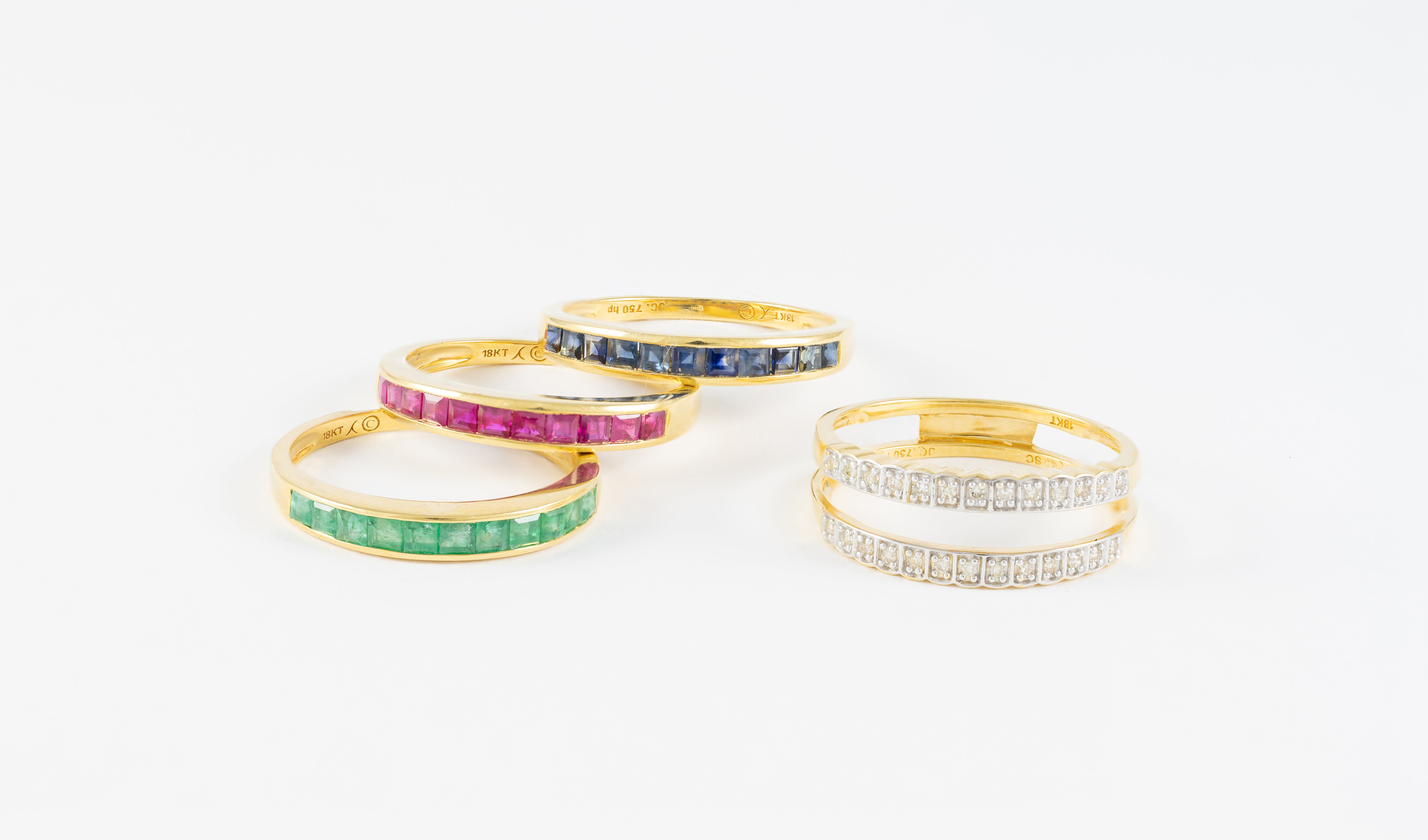 Anillo Infinity en oro amarillo 18k con diamantes zafiros rubíes y esmeraldas