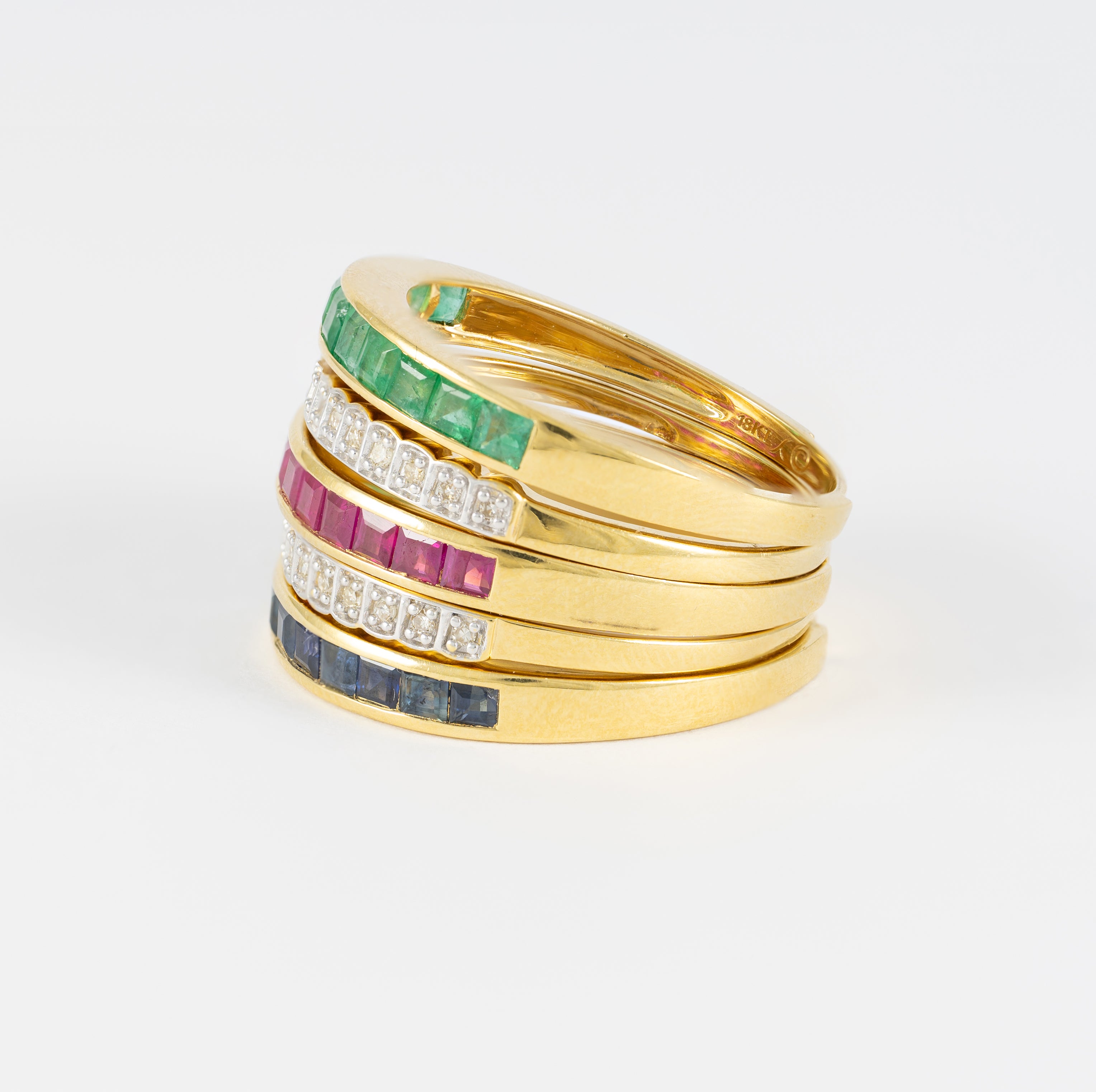 Anillo Infinity en oro amarillo 18k con diamantes zafiros rubíes y esmeraldas