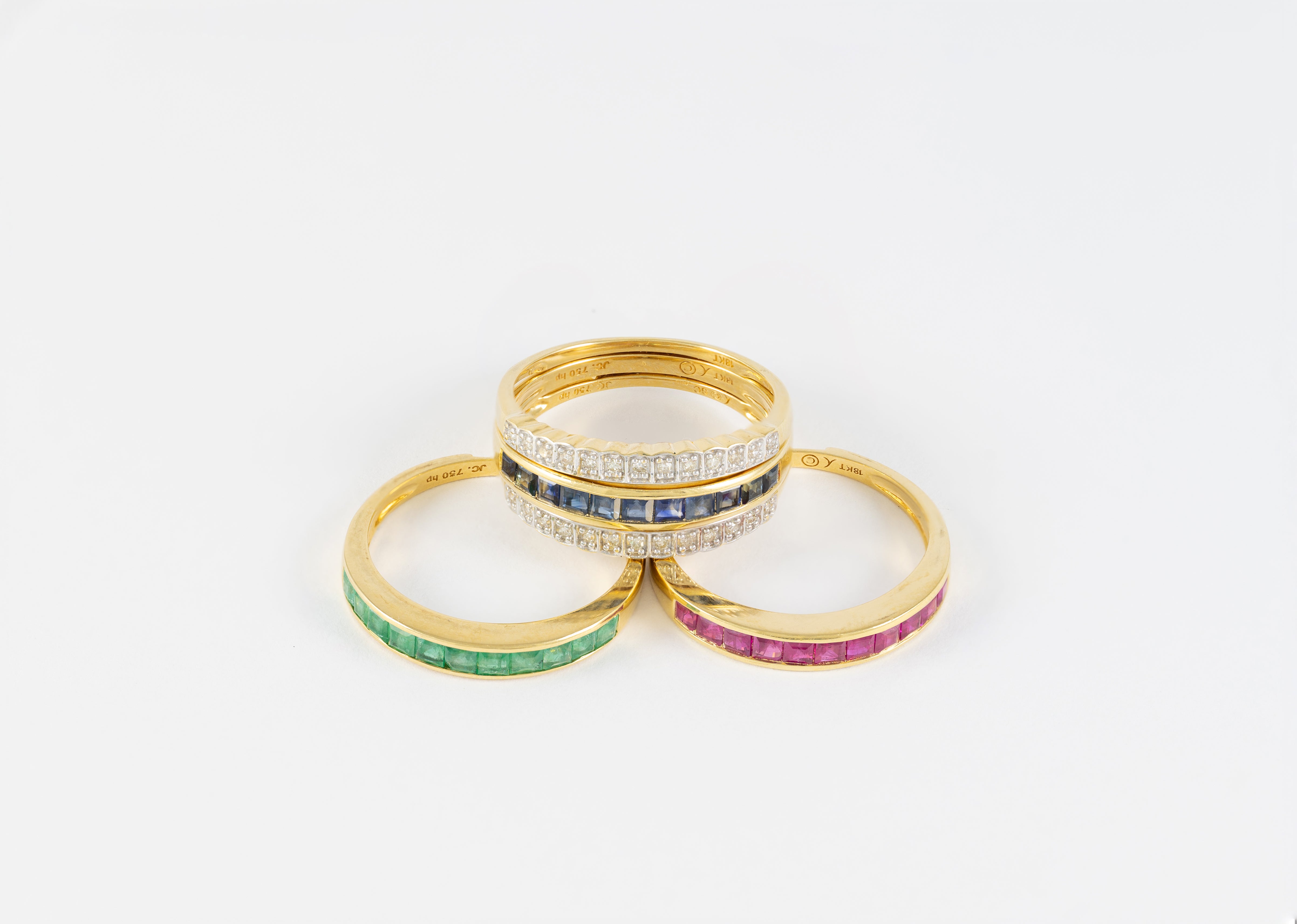 Anillo Infinity en oro amarillo 18k con diamantes zafiros rubíes y esmeraldas