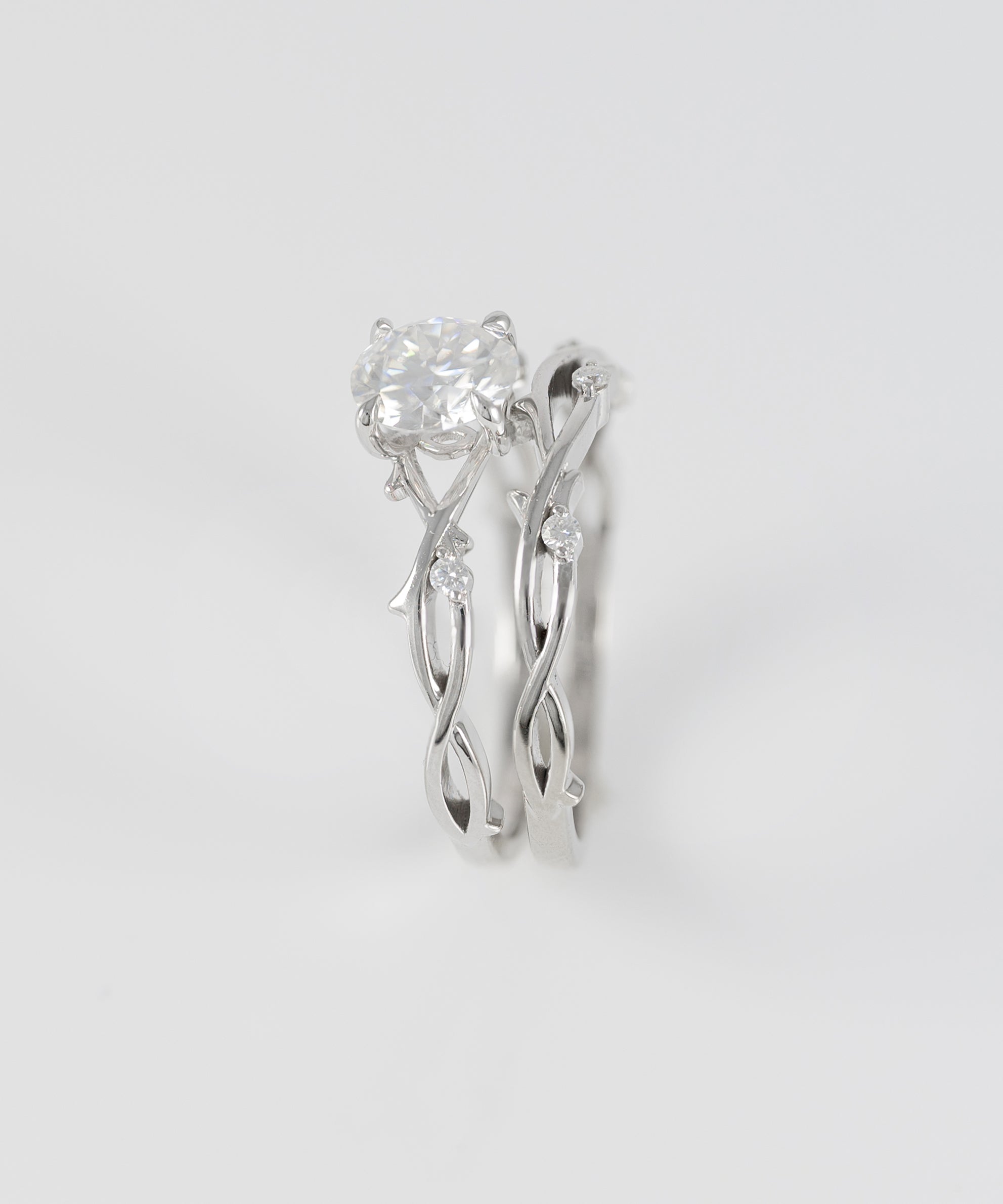 Conjunto de anillo de compromiso y alianza de boda en oro blanco 14k con moissanita 1 ct