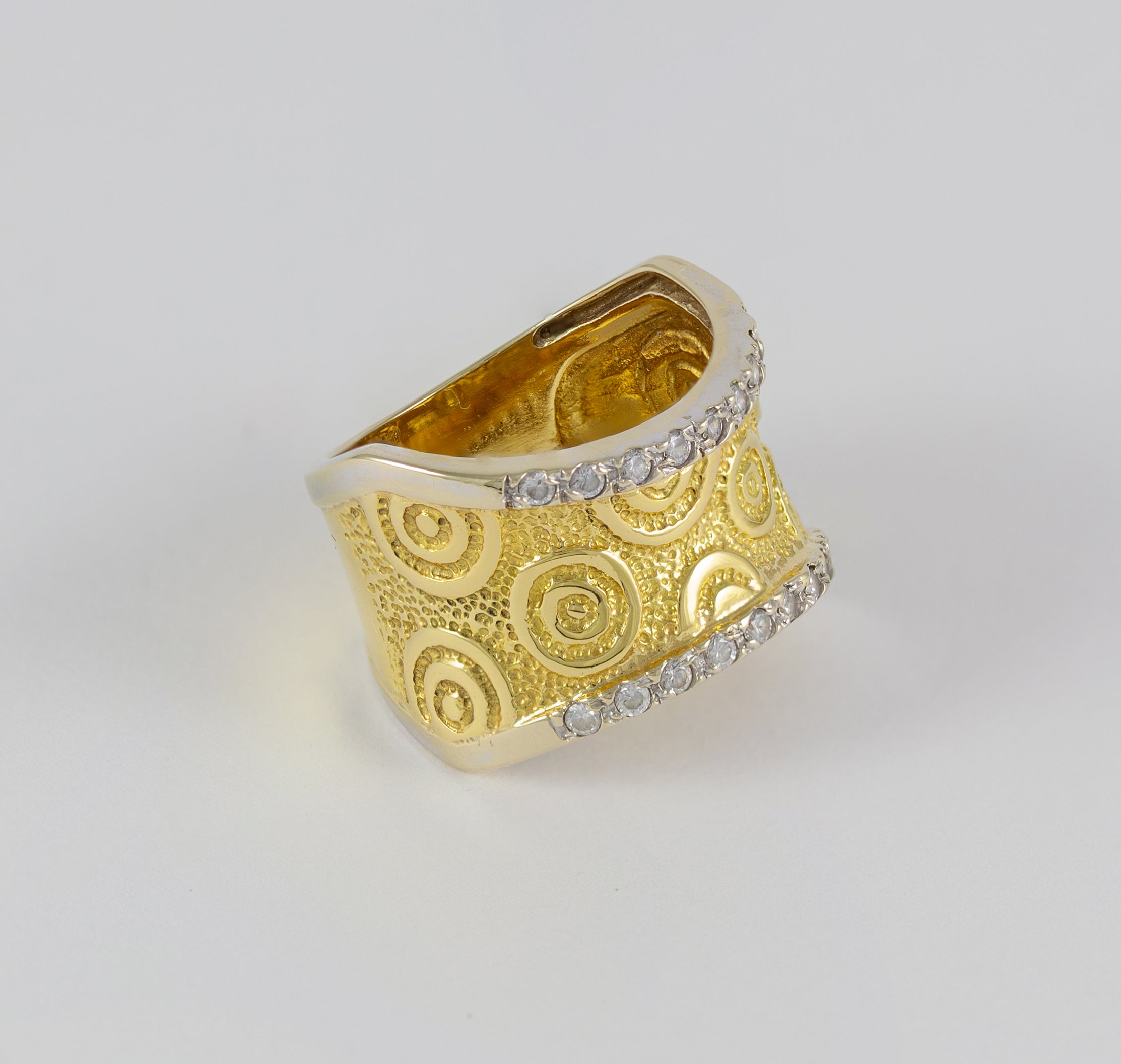 Anillo en oro amarillo y blanco 18k con brillantes