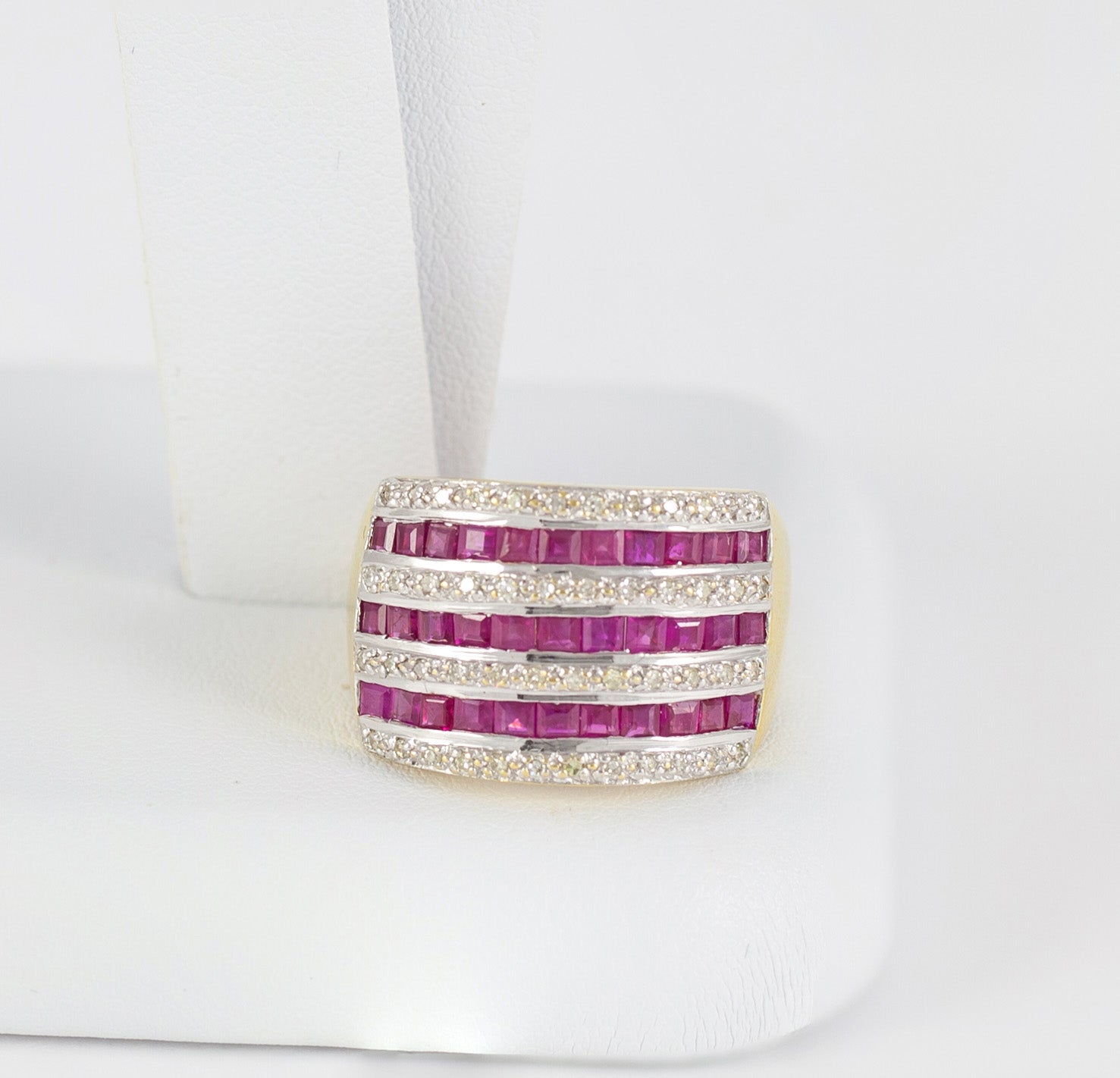 Anillo en oro amarillo 18k con diamantes y rubíes