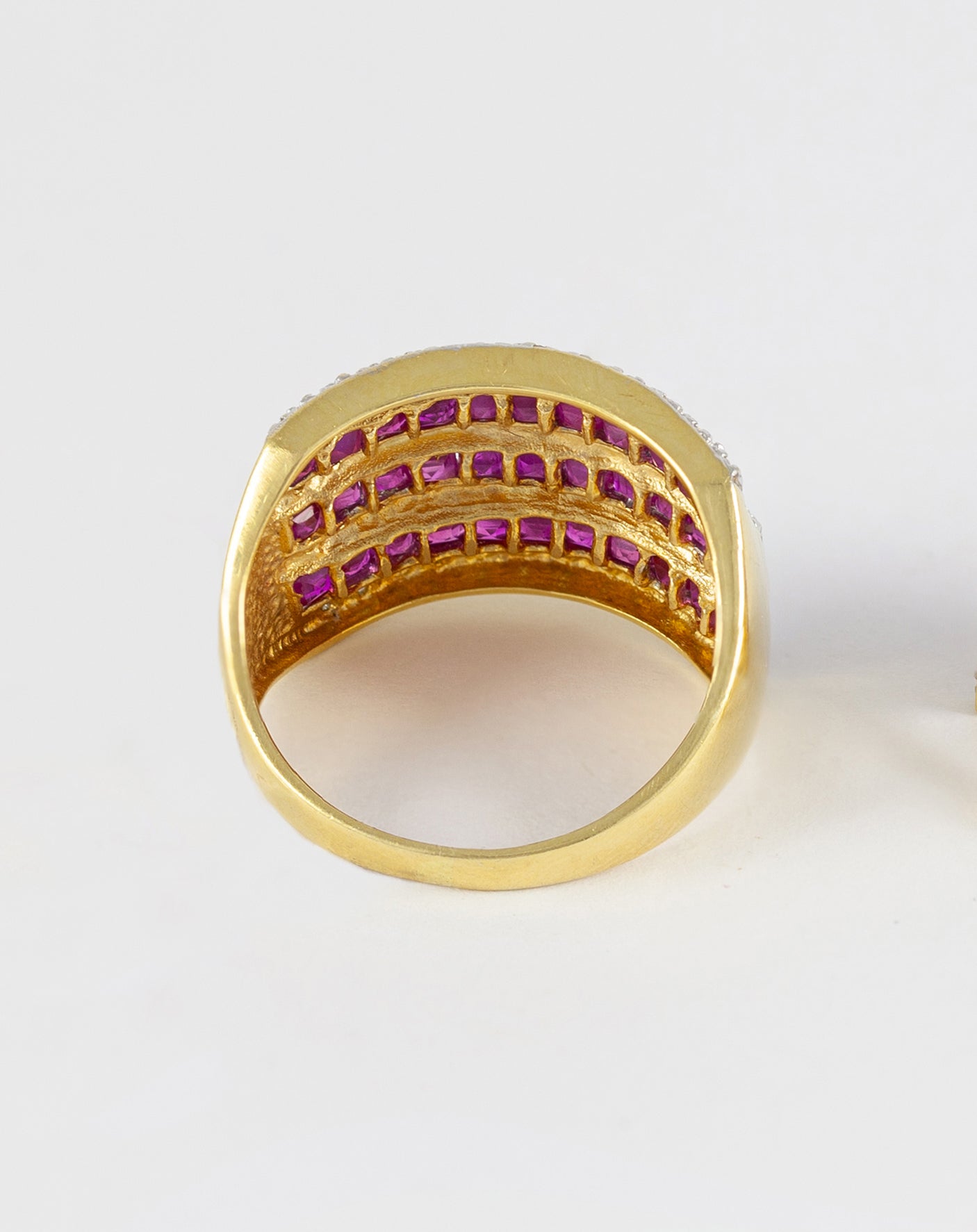 Anillo en oro amarillo 18k con diamantes y rubíes